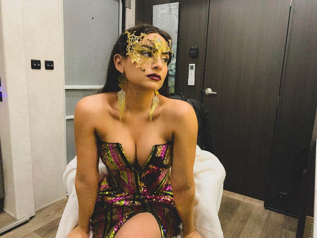 Ana Brenda Contrerasさんのインスタグラム写真 - (Ana Brenda ContrerasInstagram)「Domingo de Netflix & Chill 💋 #LaCristal @cw_dynasty 🌎」4月29日 4時08分 - anabreco