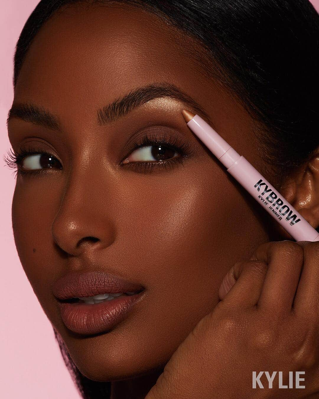 Kylie Cosmeticsさんのインスタグラム写真 - (Kylie CosmeticsInstagram)「#KYBROW Dark Shimmer Highlighter 🤩 launching tomorrow 4/29 at 9am PST ✨」4月29日 4時14分 - kyliecosmetics