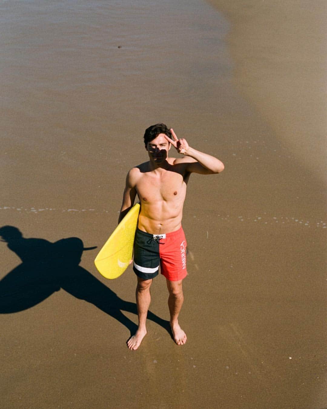 ペリーエリスのインスタグラム：「Surf's up w/ @captainbarto. PerryEllisAmerica」