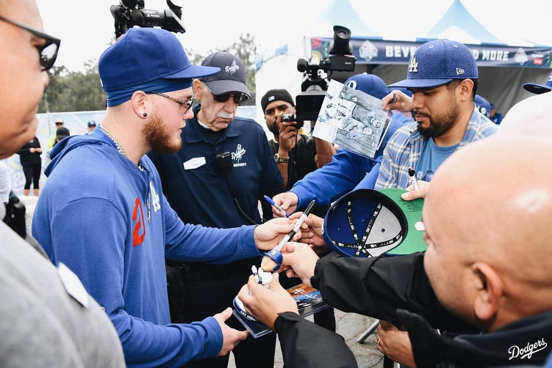 Los Angeles Dodgersさんのインスタグラム写真 - (Los Angeles DodgersInstagram)「The first #VivaLosDodgers in the books!」4月29日 4時41分 - dodgers