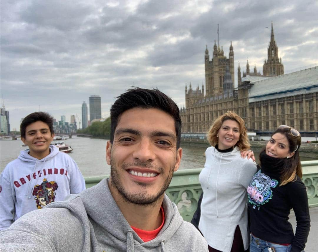 ラウール・ヒメネスさんのインスタグラム写真 - (ラウール・ヒメネスInstagram)「Aprovechando el día libre por las calles de Londres con la mejor compañía, los amo.」4月29日 4時48分 - raulalonsojimenez9