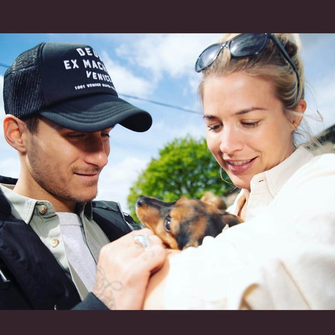 ジェマ・アトキンソンさんのインスタグラム写真 - (ジェマ・アトキンソンInstagram)「I took @gorka_marquez up to @bleakholt_animal_sanctuary today. I’m president of this wonderful charity and the work the staff and volunteers do is incredible. Today we met Pickle ❤️ He’s had a difficult few weeks but is now on the right pain medication and is feeling better. He is needing urgent surgery. He’s unable to walk due to his vertebrae putting pressure on his spine. He’s booked in to have surgery in a few weeks and we’re all praying he pulls through. Pickle is just one of the many animals treated and cared for here, and without all the donations and kind gestures from the public, it wouldn’t be possible. Thank you ❤️」4月29日 4時51分 - glouiseatkinson