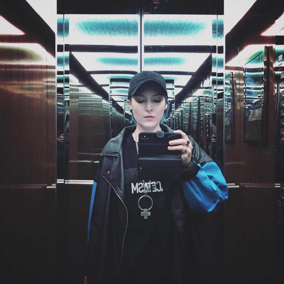 マヤ・ジェーン・コールスさんのインスタグラム写真 - (マヤ・ジェーン・コールスInstagram)「So much love last night in Geneva!! Elevator selfie before the sweat pit 💀 was non stop energy all night 💥Thank you to the awesome crowd and lovely team at @audioaudio_club 🖤 Next Up: Madrid, @unitedants at @fabrikmadrid on Tuesday」4月29日 5時00分 - mayajanecolesofficial