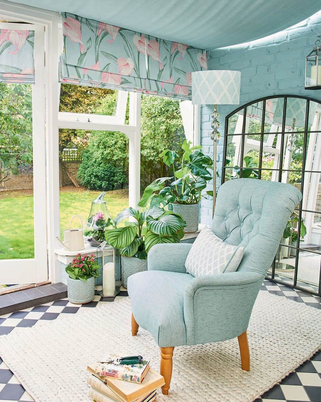 ローラアシュレイのインスタグラム：「Duck Egg Blue can create a beautiful serene environment and is particularly effective when partnered with a touch of greenery. Make the most of an extra 20% off our already amazing spring sale... but be quick, sale ends soon!」