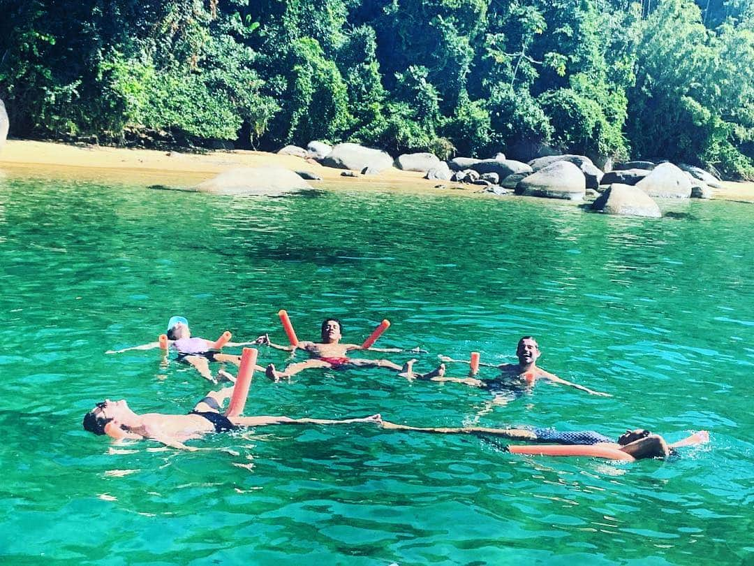 Tata Werneckさんのインスタグラム写真 - (Tata WerneckInstagram)「Tentamos fazer a formação de uma estrela do mar. Ficou no formato de um azulejo quebrado do mar. Ficamos em primeiro lugar no concurso “cara, que escroto. Vcs não tem mais o que fazer não?”. Estamos felizes . Parabens, equipe」4月29日 5時03分 - tatawerneck