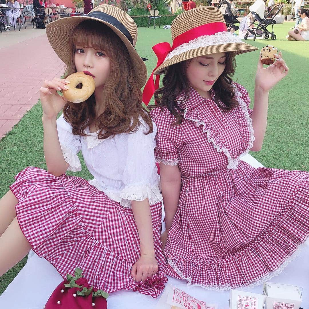 Isakoさんのインスタグラム写真 - (IsakoInstagram)「picnic ~🧸💓💫 3人バージョン🍓 . 昨日は朝からことちゃんと浅草で、 夜はひこにゃんとディナーして💕 気がついたらピクニックの時のメンバー充実な 一日でした🥰幸せだな〜💕 . . わたしのコーディネートは👗 ブラウス @rasmile_official  スカート @poupee_official  帽子 @ca4la_official だよ🌼 . 最近細見えのためにお洋服の下に @majicalsherry_lme をこっそり着てます💫 かなりのホールド感があるのでまたスキニーとか 履いた時の写真もアップしようかな🥰？ . . . . #ピクニック#お出かけ#お出かけコーデ#ゴールデンウィーク#公園#乃木坂#乃木坂カフェ#いちご#picnic#maisondefleur#littledarlingcoffeeroasters#rasmile#poupee#doll#models#マジカルシェリー」4月28日 20時04分 - ichaaako