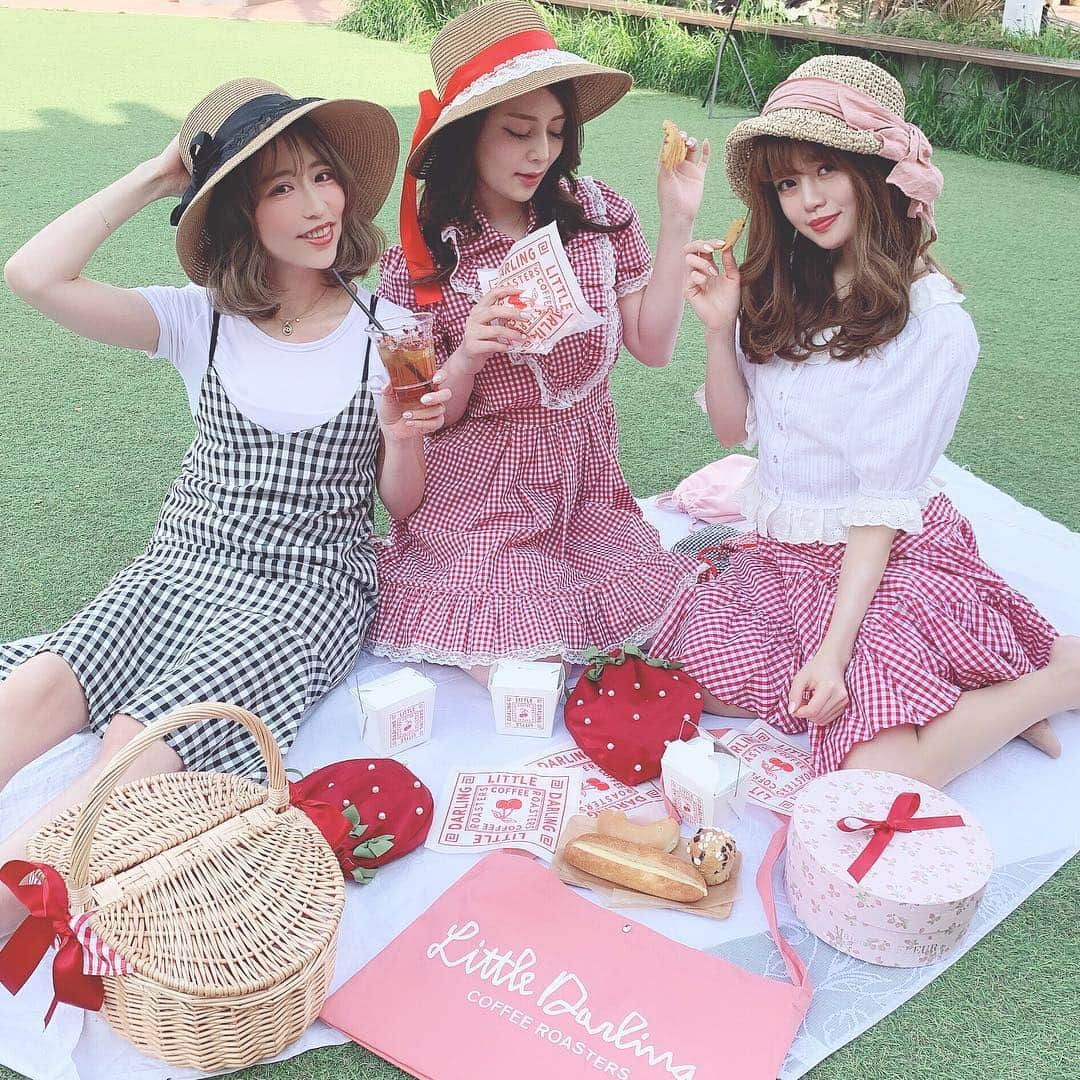 Isakoさんのインスタグラム写真 - (IsakoInstagram)「picnic ~🧸💓💫 3人バージョン🍓 . 昨日は朝からことちゃんと浅草で、 夜はひこにゃんとディナーして💕 気がついたらピクニックの時のメンバー充実な 一日でした🥰幸せだな〜💕 . . わたしのコーディネートは👗 ブラウス @rasmile_official  スカート @poupee_official  帽子 @ca4la_official だよ🌼 . 最近細見えのためにお洋服の下に @majicalsherry_lme をこっそり着てます💫 かなりのホールド感があるのでまたスキニーとか 履いた時の写真もアップしようかな🥰？ . . . . #ピクニック#お出かけ#お出かけコーデ#ゴールデンウィーク#公園#乃木坂#乃木坂カフェ#いちご#picnic#maisondefleur#littledarlingcoffeeroasters#rasmile#poupee#doll#models#マジカルシェリー」4月28日 20時04分 - ichaaako