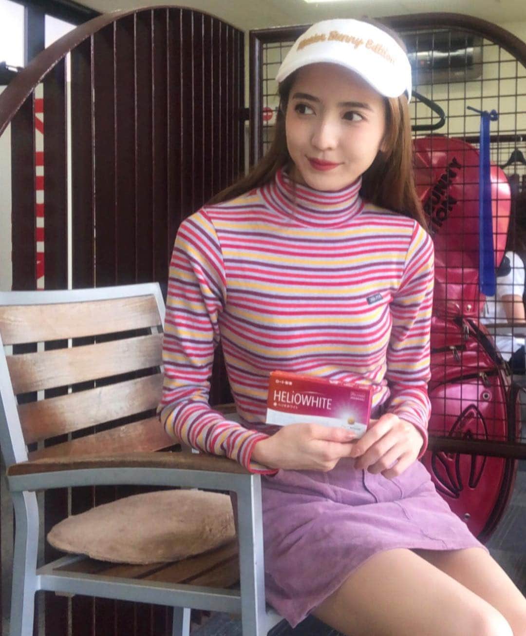 平木愛美のインスタグラム：「２度目のgolf lesson⛳️💜💖 まだまだ基礎の基礎！を教えてもらったよ〜！早くまたコースに行きたいな🌞  ゴルフやアクティブな時の紫外線対策なのですが、今年は内側からも…！ 特にgolfってコースに出る時は朝５時や６時と早朝出発なことが多いのですが、そんな時にさっと簡単に飲むだけのheliowhite！  最近インナーケアも気にかけるようになって…💘 お肌の為に'ハトムギ'が気になっていたところちょうど！ この紫外線対策のサプリにハトムギエキスやビタミンB6、ビタミンB2など美容に嬉しい成分が！  ゴルフはアクティブに大自然の中、太陽のしたでプレーするのが最高に気持ち良いので…💞🌈 紫外線対策は必須！！！ 日常や撮影ロケ、夏の海の日にも愛用しようっと🧜‍♀️ #PR #ヘリオホワイト #美活 #紫外線対策 #ロート製薬 #ゴルフ初心者 #ゴルフ女子 #ゴルフ#golflesson #golf」
