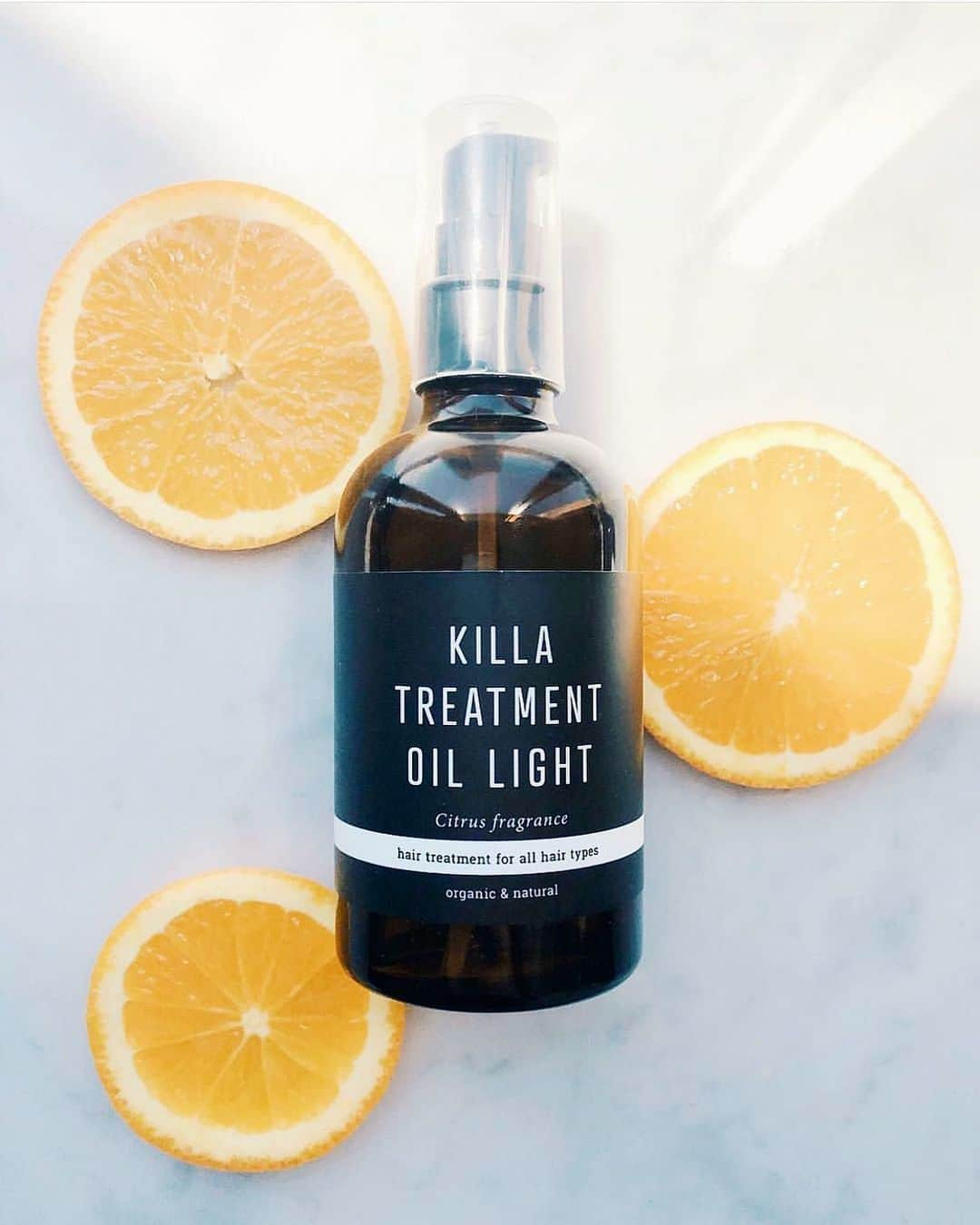 Ramie 山下未紗さんのインスタグラム写真 - (Ramie 山下未紗Instagram)「_ KILLA oil から新しく出た『LIGHT』タイプ。 (100ml ¥2800 + tax) . 柑橘系のシトラスの香りがしつこくないので 使い心地も気分も爽やかに🌿 . 主成分は、アルガンの木の実から採れる貴重なアルガンオイルを使用。 ドライヤーの熱から髪を守り、 潤いとツヤを与えてくれます☺︎ . 柔らかい髪質 トップがペタっとしやすい方 毛量が少ない方にオススメです🍋 . 只今、キャンペーン中により KILLA オリジナル商品を二個買うと....！ 10％offさせて頂きます＾＾！ このタイミングに是非お試し下さいませ🥳 . #シアバター #シアバターワックス #アルガンオイル #ヘアワックス#ヘアオイル#洗い流さないトリートメント#オーガニック #ロフト #PLAZA #KILLA #killaproduct#organic#cosme」4月28日 20時04分 - misa_yamashita