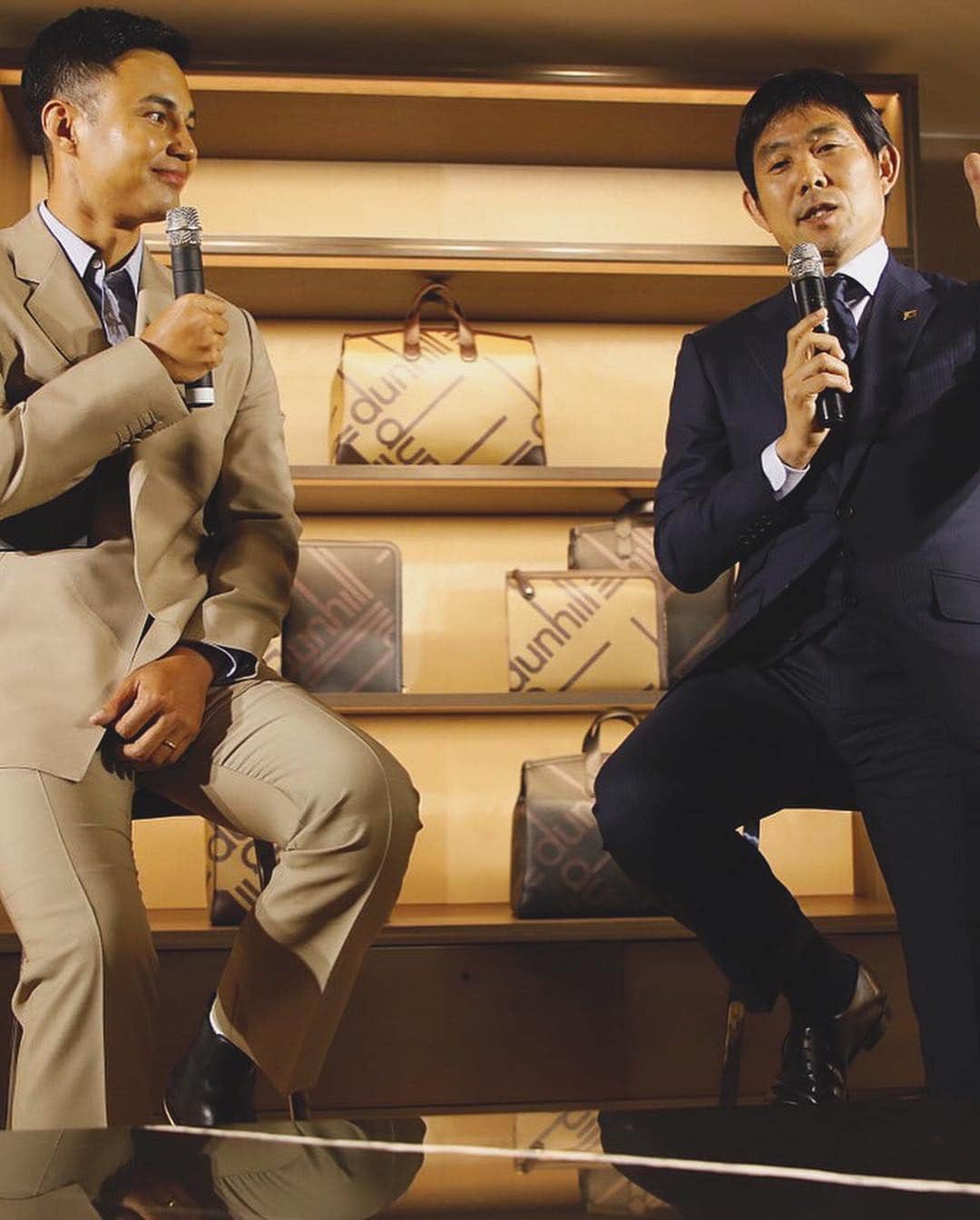 ユージさんのインスタグラム写真 - (ユージInstagram)「サッカー日本代表の公式スーツを手がけて20年目を迎えるdunhilの新作スーツ発表会のMCをさせていただきました。新作のサムライジャパン公式スーツを纏った森保一監督ともたくさんお話しをさせていただきました。サムライジャパン応援してます⚽️ #SHOBUFUKU #dunhil」4月28日 20時04分 - yujigordon