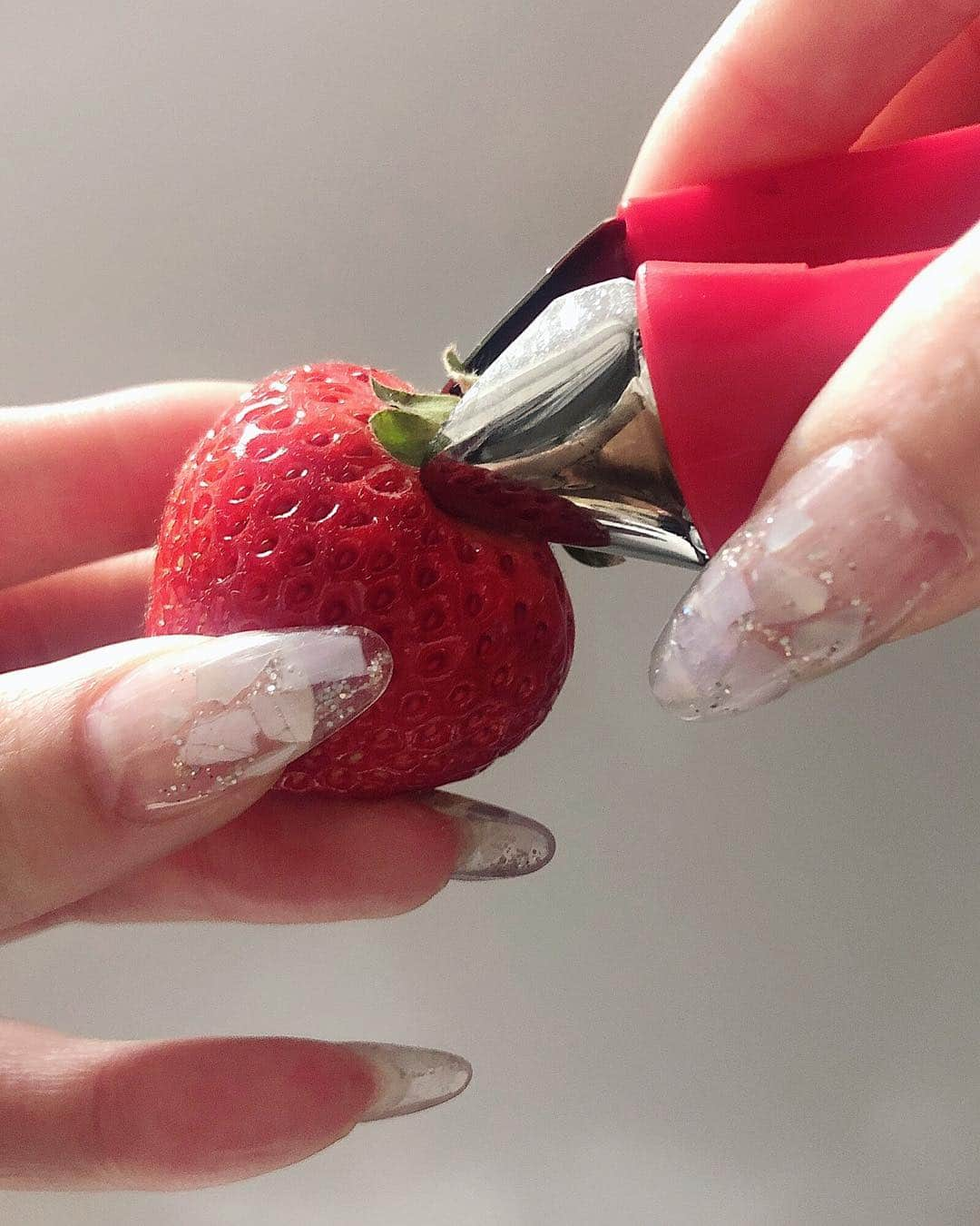 山名未紗さんのインスタグラム写真 - (山名未紗Instagram)「苺🍓とネイル💅🏻 この季節、苺が美味しすぎて、、、 毎日のように食べていますが ネイルをされている方は このヘタを取る作業 結構面倒じゃないですか？ コレ愛用してます👏🏻→スライド」4月28日 20時06分 - misa_yamana