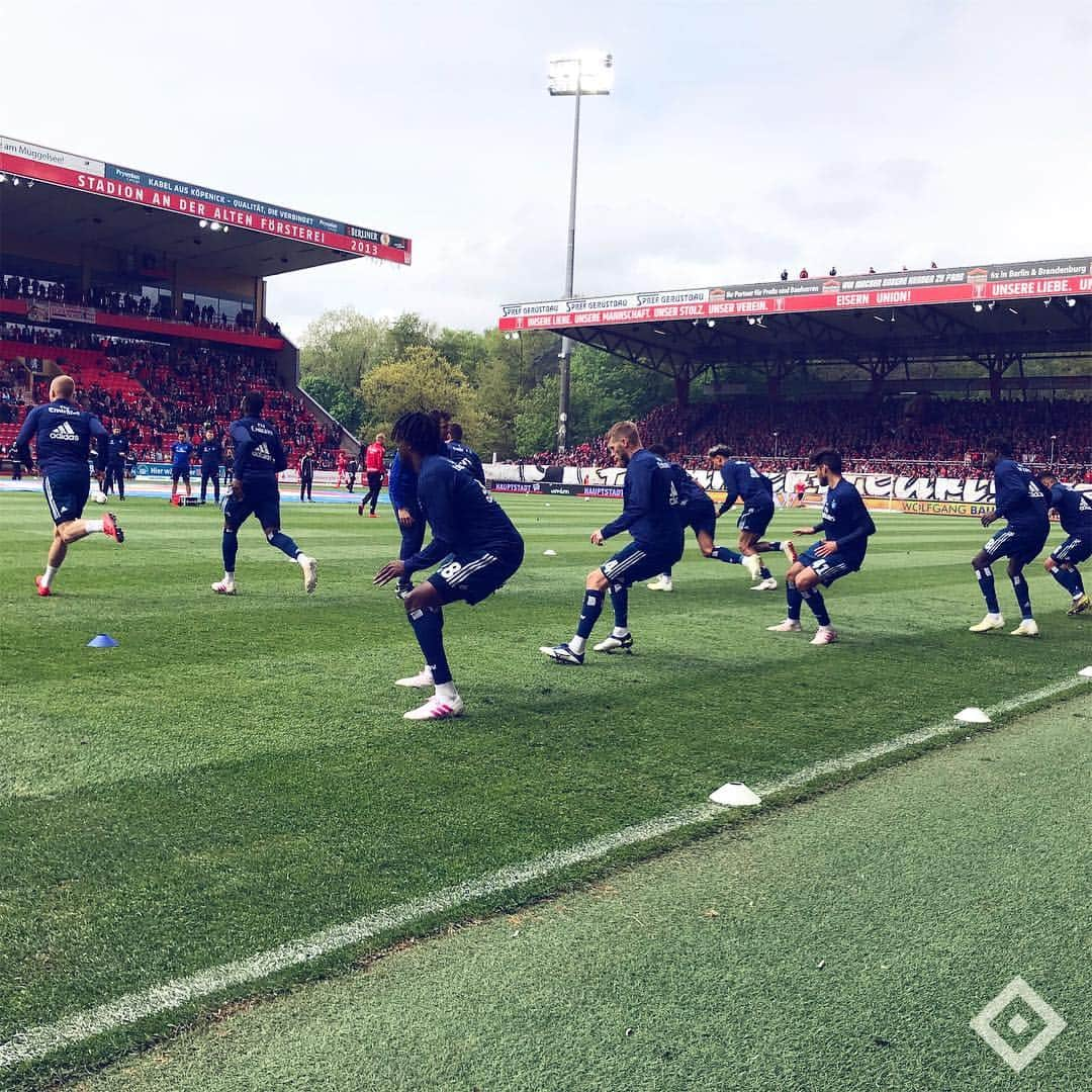 ハンブルガーSVさんのインスタグラム写真 - (ハンブルガーSVInstagram)「Warm-up-Time im Stadion an der alten Försterei 🔥 In knapp 30 Minuten beginnt hier unsere Partie gegen den @1.fcunion 🆚 Was sind eure Tipps?  #nurderHSV #FCUHSV #Warmup」4月28日 20時07分 - hsv