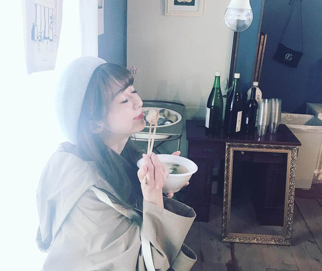 折原みかさんのインスタグラム写真 - (折原みかInstagram)「@kokonn.yanaka 5周年パーティーにおじゃましてきました🎉 数量限定の九重部屋のちゃんこが最高っっに美味しかった❤️ おいしいご飯とセンスある雑貨がならぶkokonn オーナーさくちゃんのお人柄も手伝って賑わっていました これからの益々の繁栄をお祈りしています🙏💕 スペシャルコラボのオリジナル商品も可愛い〜！！後ほど、ご紹介しますのでお楽しみに♡ @monanas.art #コラボグッズ  #祝5周年 #おめでとうござます #谷中 #谷中カフェ #yanakacafe #kokonn #デザイナー #monanas #オシャレ #アート #オリジナルグッズ #ちゃんこ #九重部屋 #美味しすぎた #ベレー帽 #谷中ファッション #トレンチコート #緑のスカート #fashion #cafeすきな人と繋がりたい #猫モチーフ #やなか」4月28日 20時08分 - mikaorihara