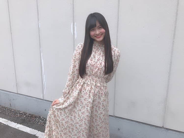 大山実玖里さんのインスタグラム写真 - (大山実玖里Instagram)「ワンピース✌︎︎✌︎︎ 3枚目のポーズなぞ。 #スリジエWEST #花柄ワンピース」4月28日 20時09分 - mikuri_oyama