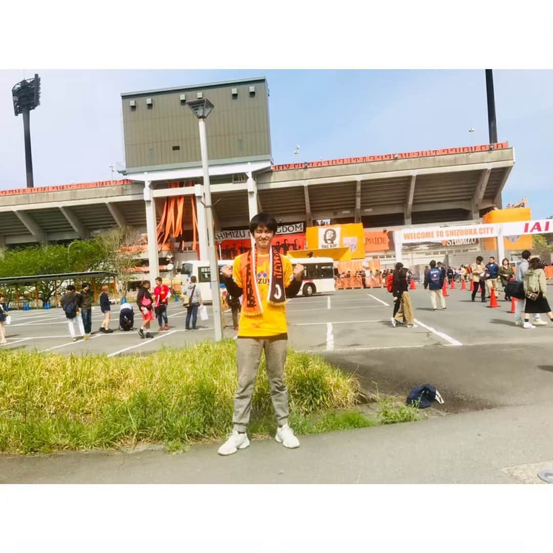 山口葵さんのインスタグラム写真 - (山口葵Instagram)「. 勝って気持ちよく投稿したかったのですが。。 . . 今年初のサッカー観戦へ行ってきました🧡 上京し、観戦できる機会が減ってしまった分、 今日という日をずっっっと楽しみにしていました‼️ . 結果は…… 負けてしまいました😭 痺れるほど悔しい。 久々に生で観れて嬉しくて、 のどガッスガスになるくらい熱中してただけに、 ショックがでかい… . でも最後の瞬間まで諦めずに走り続けた選手たち、 声援を送り続けるサポーターに改めて感銘を受けました。 やっぱりアイスタ大好きだなぁ🧡 次はいつになるか分からないけど、またアイスタに行きたい‼️ そのときには絶対勝ちロコを🔥 離れてても応援してます！ . . 写真は小4になった妹に撮ってもらったものです👧🏻 俺よりもケータイのカメラを使いこなせるようになってる気がします💭 . #清水エスパルス #spulse #iaiスタジアム日本平  #アイスタ #jleague」4月28日 20時09分 - _yamaguchi_aoi_