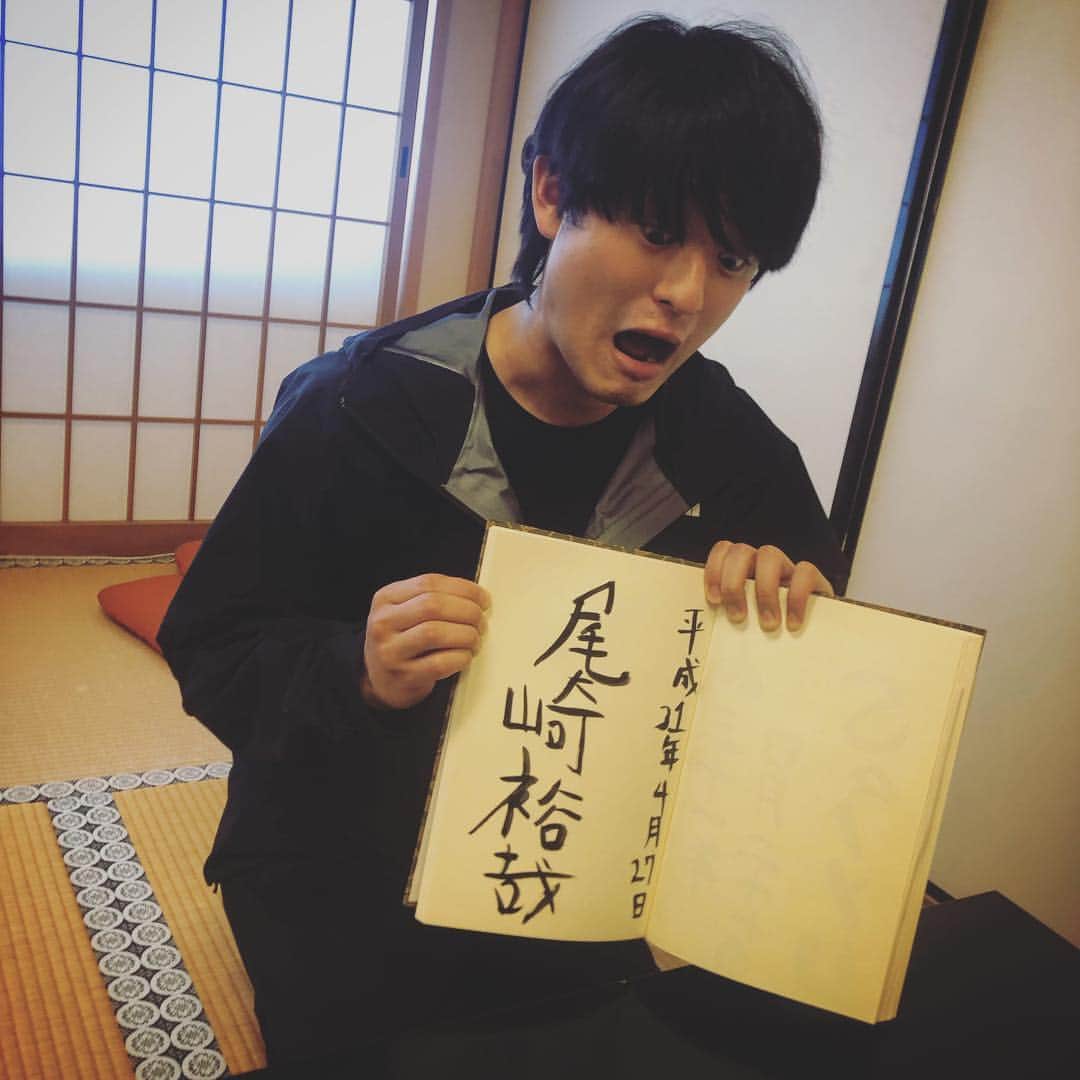 のインスタグラム：「薬師寺にてご芳名… 小学生ぶりぐらいに筆とか持たされて自分の汚い字を晒さす時間がつらかった泣 #母親から #ミミズが這ったような字 #だと言われてきた #裕の途中から投げやり #帰国子女がバレる #というか日本語学校サボってたのバレる #神は二物を与えず #というか勉強しなかっただけ笑 #僕の先生はコロコロコミック」
