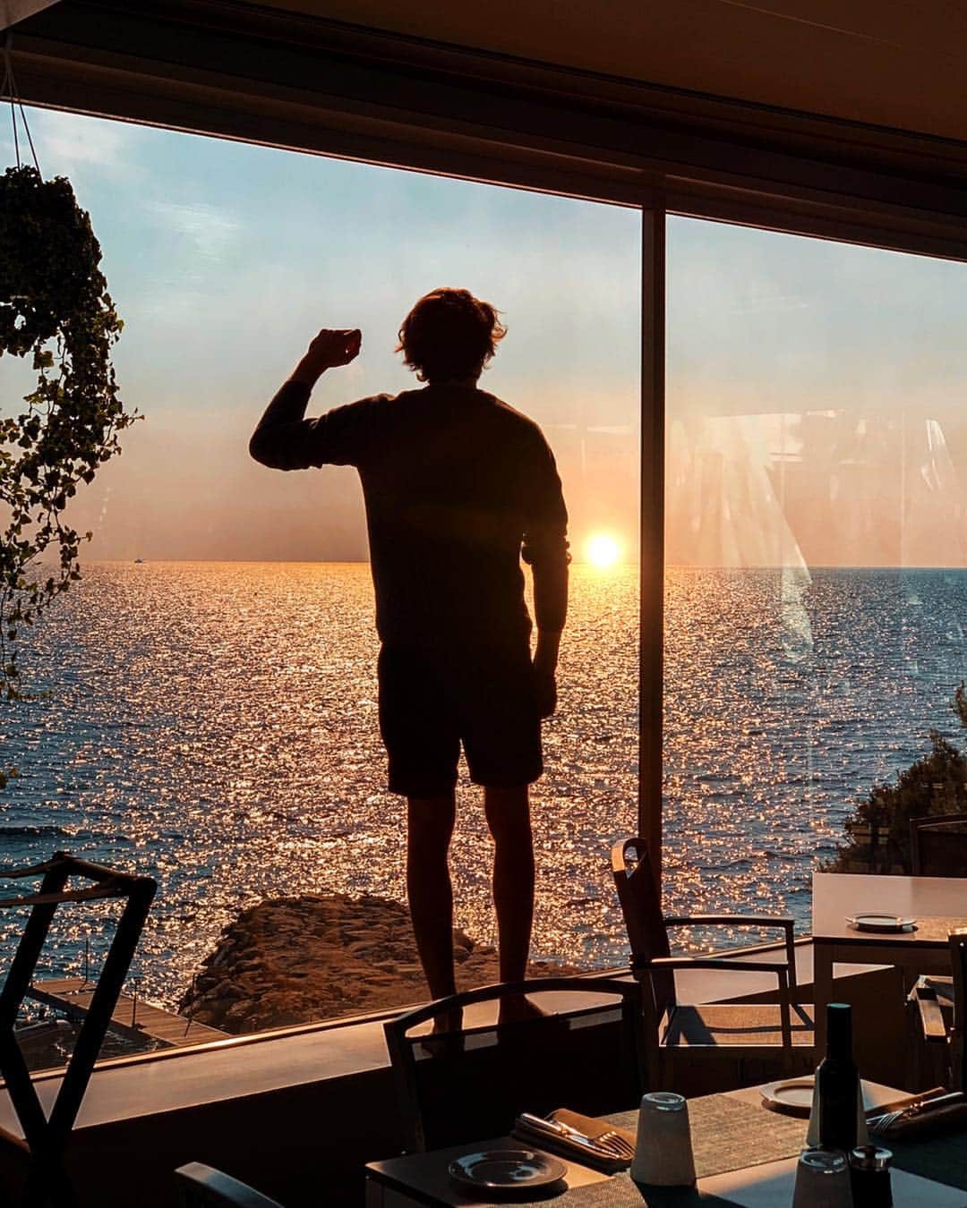 NICOLAS SIMOESのインスタグラム：「Early to bed and early to rise, makes a man healthy, wealthy and wise...☀️✨ #quotesoftheday #benjaminfranklin」
