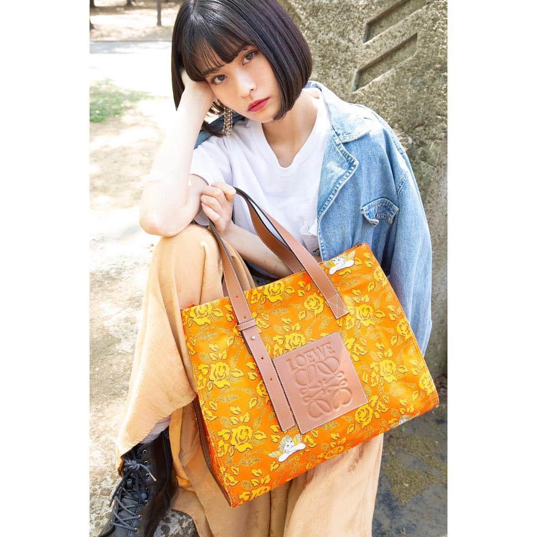 横田ひかるさんのインスタグラム写真 - (横田ひかるInstagram)「天使のいる可愛いバッグ🧳🌼 @fashionsnapcom  #loewepaulas  @loewe」4月28日 20時15分 - _rncn950805