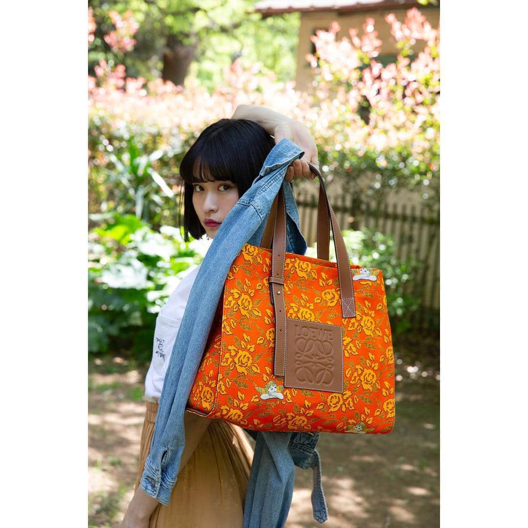 横田ひかるさんのインスタグラム写真 - (横田ひかるInstagram)「天使のいる可愛いバッグ🧳🌼 @fashionsnapcom  #loewepaulas  @loewe」4月28日 20時15分 - _rncn950805