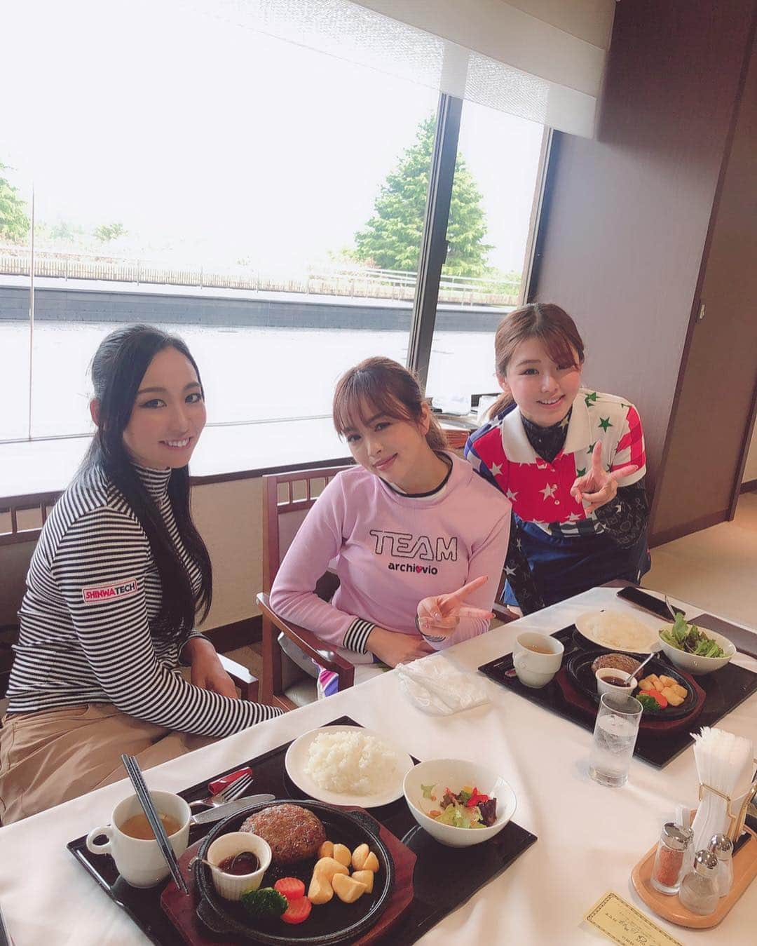 板橋瑠美さんのインスタグラム写真 - (板橋瑠美Instagram)「初コースデビュー🏌️‍♀️♡ ・ JGTOアンバサダーとして任命していただき、 この日のためにレッスンしてきて、ついに24日に本番でした💓 ・ 新しいことを始めるって 勇気が必要な事だけど、 自分の経験値があがるって財産だなぁと思います✨ ・ 昔から好奇心旺盛だったので とにかくやってみて 全力だしてできなかったらしゃーない！な、精神で◟̊◞̊ ◟́◞̀ ◟̆◞̆ ・ ・ 15周年のイベントの準備もバタバタだったのですが、 少しだけでも時間ができれば練習へ足を運んでました^ ^！ ・ ・ 初めてのコースデビューまでドキドキ✨ ・ なかなか緊張する事って無い性格なんだけど、 前半はずっと緊張してたꉂ笑꒱ ・ ・ でも、この写真の表情でわかるように すーごく楽しかった🤩😍 ・ ・ 同じ組は、宮田しのプロが居てくれたので、色々アドバイスをくれて💓 しのプロの打ち方の完璧さに、 もう感動と圧巻でした🥺 ・ ・ 大好きなお友達のゆうもコンペに誘ったので、 ゆうも本当上手で色々教えてもらいました✨✨ ・ ・ 宍戸ヒルズはコースが難しいで有名のようなので、 デビューがここってマジ大変だね、頑張ってねってみんなに言われましたwww ・ 女の子で宍戸ヒルズで初コースデビューとか 数えられるだけマシだよー！160回とか普通になってもおかしく無いし！！☻ と言われておりましたが…… ・ ・ 結果は。。 141でフィニッシュ致しました💓 ・ ホールインして終われることも何度もありました♡ ・ ・ ボギーを一度取れた事はとても嬉しかった❤️！ ・ 更に練習頑張りたいと思ったし、 大好きになっちゃいました♡！！！ ・ ・ ゴルフ初心者ですが、 成長する術を見届けていただけたらと思います♡ ・ ウェア上下、靴下、ポシェットは、 @archivio.official  のものです^_^ ・ ・ また練習がんばるぞー！！！ ・ #jgto #ゴルフ女子 #golf #日本ゴルフツアー選手権SNSアンバサダー #森ビルカップ #ゴルフデビュー #コースデビュー #ゴルフ初心者 #宍戸ヒルズ  #ゴルフデビューデサント」4月28日 20時17分 - rumi_official_0616