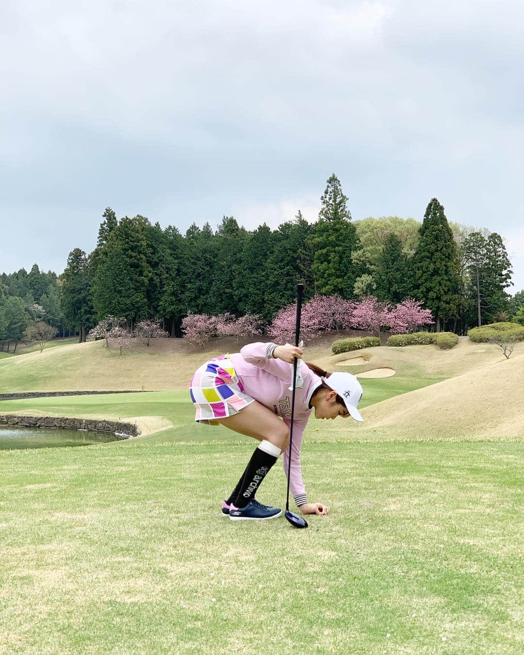 板橋瑠美さんのインスタグラム写真 - (板橋瑠美Instagram)「初コースデビュー🏌️‍♀️♡ ・ JGTOアンバサダーとして任命していただき、 この日のためにレッスンしてきて、ついに24日に本番でした💓 ・ 新しいことを始めるって 勇気が必要な事だけど、 自分の経験値があがるって財産だなぁと思います✨ ・ 昔から好奇心旺盛だったので とにかくやってみて 全力だしてできなかったらしゃーない！な、精神で◟̊◞̊ ◟́◞̀ ◟̆◞̆ ・ ・ 15周年のイベントの準備もバタバタだったのですが、 少しだけでも時間ができれば練習へ足を運んでました^ ^！ ・ ・ 初めてのコースデビューまでドキドキ✨ ・ なかなか緊張する事って無い性格なんだけど、 前半はずっと緊張してたꉂ笑꒱ ・ ・ でも、この写真の表情でわかるように すーごく楽しかった🤩😍 ・ ・ 同じ組は、宮田しのプロが居てくれたので、色々アドバイスをくれて💓 しのプロの打ち方の完璧さに、 もう感動と圧巻でした🥺 ・ ・ 大好きなお友達のゆうもコンペに誘ったので、 ゆうも本当上手で色々教えてもらいました✨✨ ・ ・ 宍戸ヒルズはコースが難しいで有名のようなので、 デビューがここってマジ大変だね、頑張ってねってみんなに言われましたwww ・ 女の子で宍戸ヒルズで初コースデビューとか 数えられるだけマシだよー！160回とか普通になってもおかしく無いし！！☻ と言われておりましたが…… ・ ・ 結果は。。 141でフィニッシュ致しました💓 ・ ホールインして終われることも何度もありました♡ ・ ・ ボギーを一度取れた事はとても嬉しかった❤️！ ・ 更に練習頑張りたいと思ったし、 大好きになっちゃいました♡！！！ ・ ・ ゴルフ初心者ですが、 成長する術を見届けていただけたらと思います♡ ・ ウェア上下、靴下、ポシェットは、 @archivio.official  のものです^_^ ・ ・ また練習がんばるぞー！！！ ・ #jgto #ゴルフ女子 #golf #日本ゴルフツアー選手権SNSアンバサダー #森ビルカップ #ゴルフデビュー #コースデビュー #ゴルフ初心者 #宍戸ヒルズ  #ゴルフデビューデサント」4月28日 20時17分 - rumi_official_0616