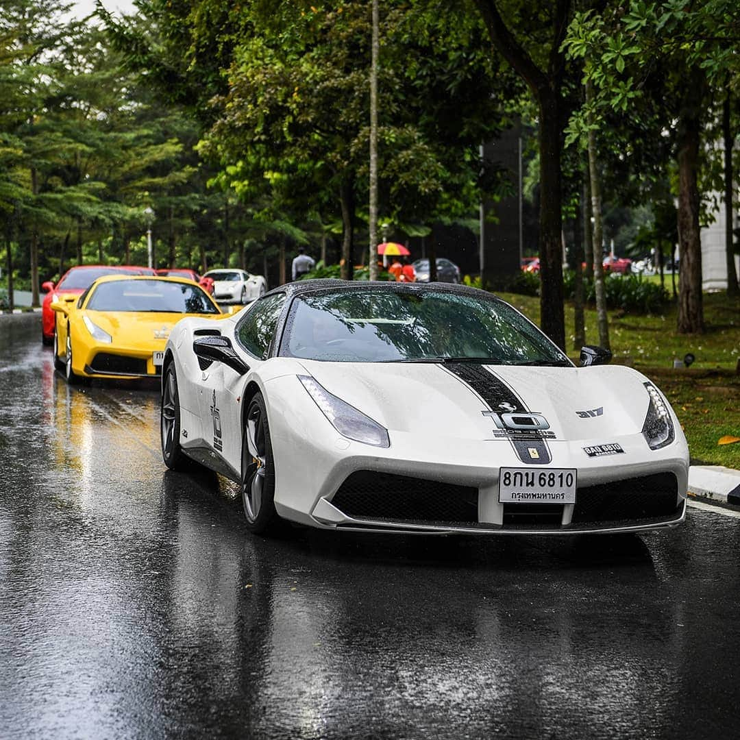 Ferrari APACさんのインスタグラム写真 - (Ferrari APACInstagram)「#10thAnniversaryGrandTour: A weekend of excitement where passion meets grandeur. Over 100 #Ferrari owners from Malaysia, Singapore and Thailand gathered in #KualaLumpur and formed a parade to #IstanaAlamShah & #Putrajaya last weekend for a lifestyle drive. #FerrariMYSGTHTurns10 #10YearsofFerrariMY #10YearsofFerrariSG #10YearsofFerrariTH」4月28日 20時30分 - ferrariapac