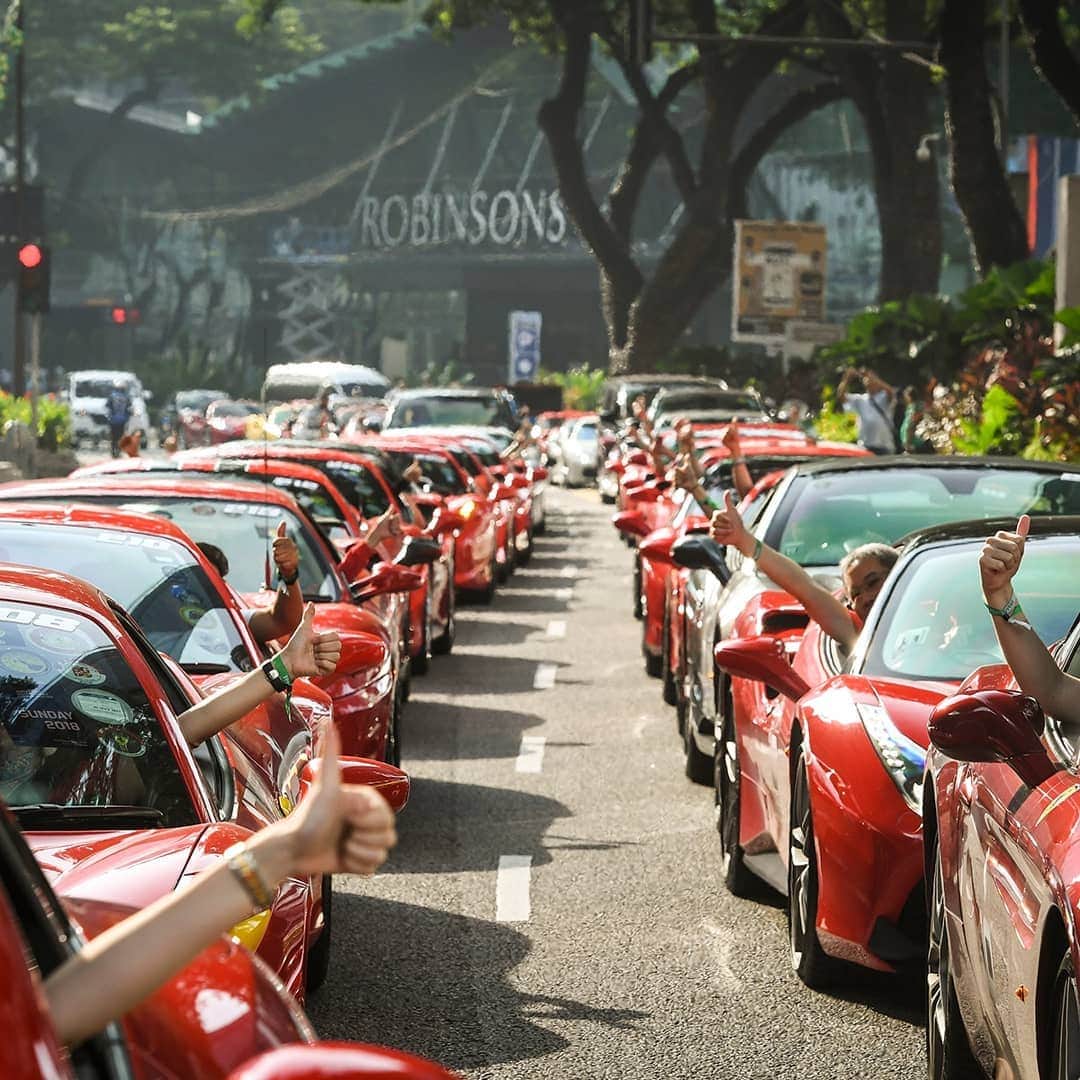 Ferrari APACさんのインスタグラム写真 - (Ferrari APACInstagram)「#10thAnniversaryGrandTour: A weekend of excitement where passion meets grandeur. Over 100 #Ferrari owners from Malaysia, Singapore and Thailand gathered in #KualaLumpur and formed a parade to #IstanaAlamShah & #Putrajaya last weekend for a lifestyle drive. #FerrariMYSGTHTurns10 #10YearsofFerrariMY #10YearsofFerrariSG #10YearsofFerrariTH」4月28日 20時30分 - ferrariapac