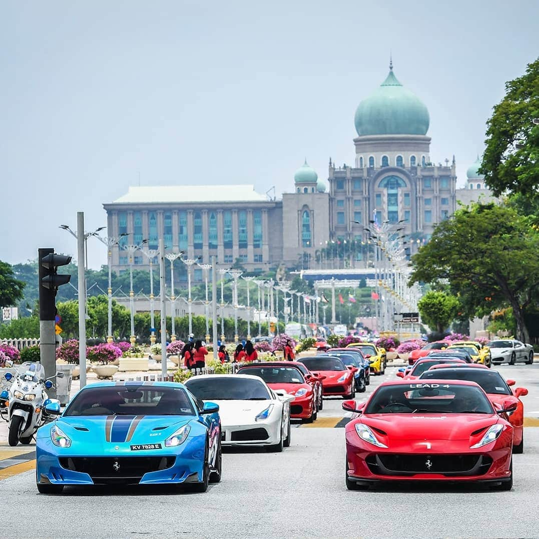 Ferrari APACさんのインスタグラム写真 - (Ferrari APACInstagram)「#10thAnniversaryGrandTour: A weekend of excitement where passion meets grandeur. Over 100 #Ferrari owners from Malaysia, Singapore and Thailand gathered in #KualaLumpur and formed a parade to #IstanaAlamShah & #Putrajaya last weekend for a lifestyle drive. #FerrariMYSGTHTurns10 #10YearsofFerrariMY #10YearsofFerrariSG #10YearsofFerrariTH」4月28日 20時30分 - ferrariapac