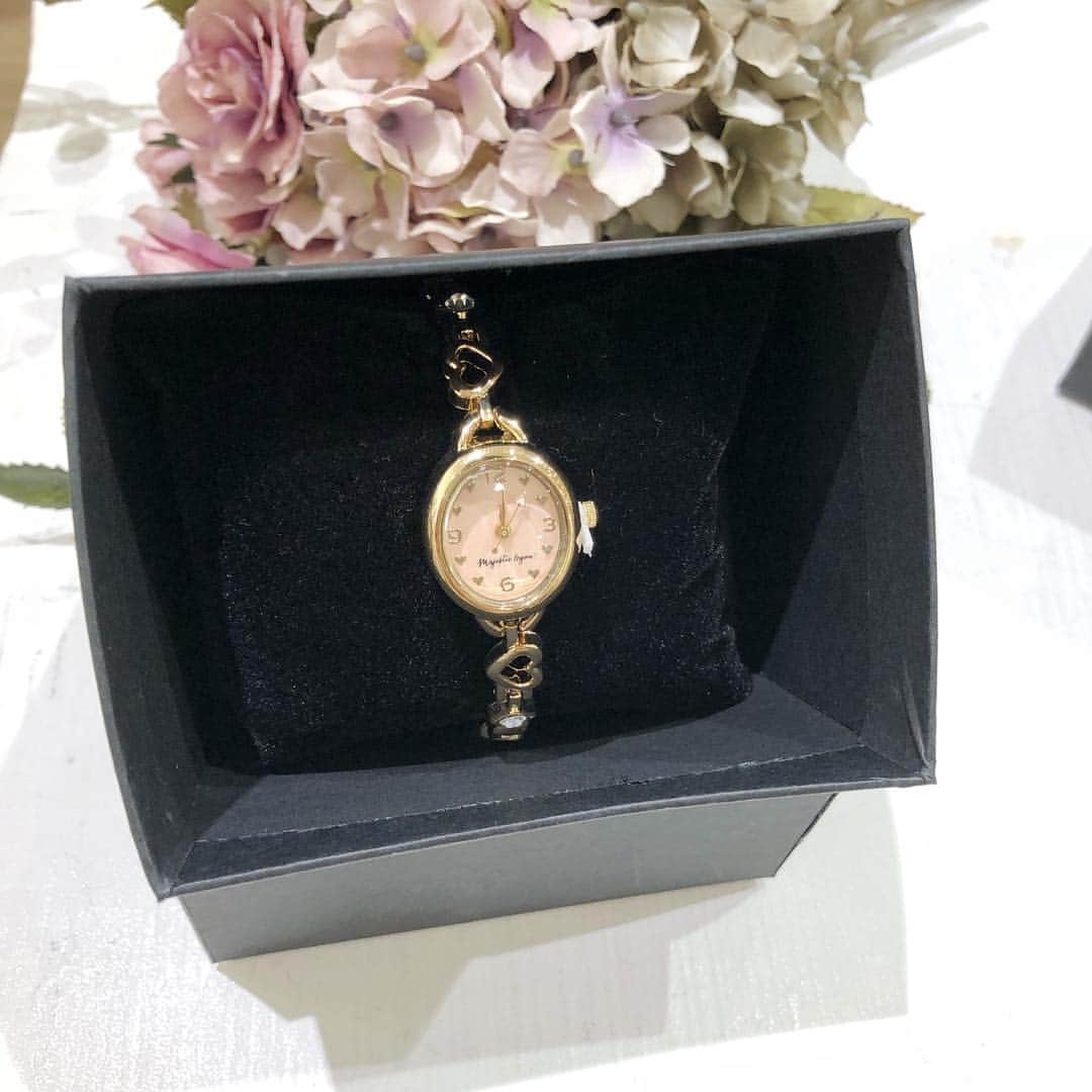 MAJEgirl?officialさんのインスタグラム写真 - (MAJEgirl?officialInstagram)「。 。 オススメアイテム⌚ 毎回大人気のマジェの腕時計💕 。 。 #1095101604 #ハートブレスウォッチ 。 。 華奢で可愛いさ大きさの 腕時計になってます✨ カラーはゴールドと、ピンクゴールドの2種類です❣️ #新生活にむけて新しい 時計をGETされてみては いかがでしょうか（*＾-＾*） 。 。 #マジェ #マジェガール #マジェスティックレゴン  #majegirl #majesticlegon #腕時計#女子力 #新生活アイテム #ガーリー#フェミニン #新作#可愛い#kawaii」4月28日 20時22分 - majesticlegon_pressroom