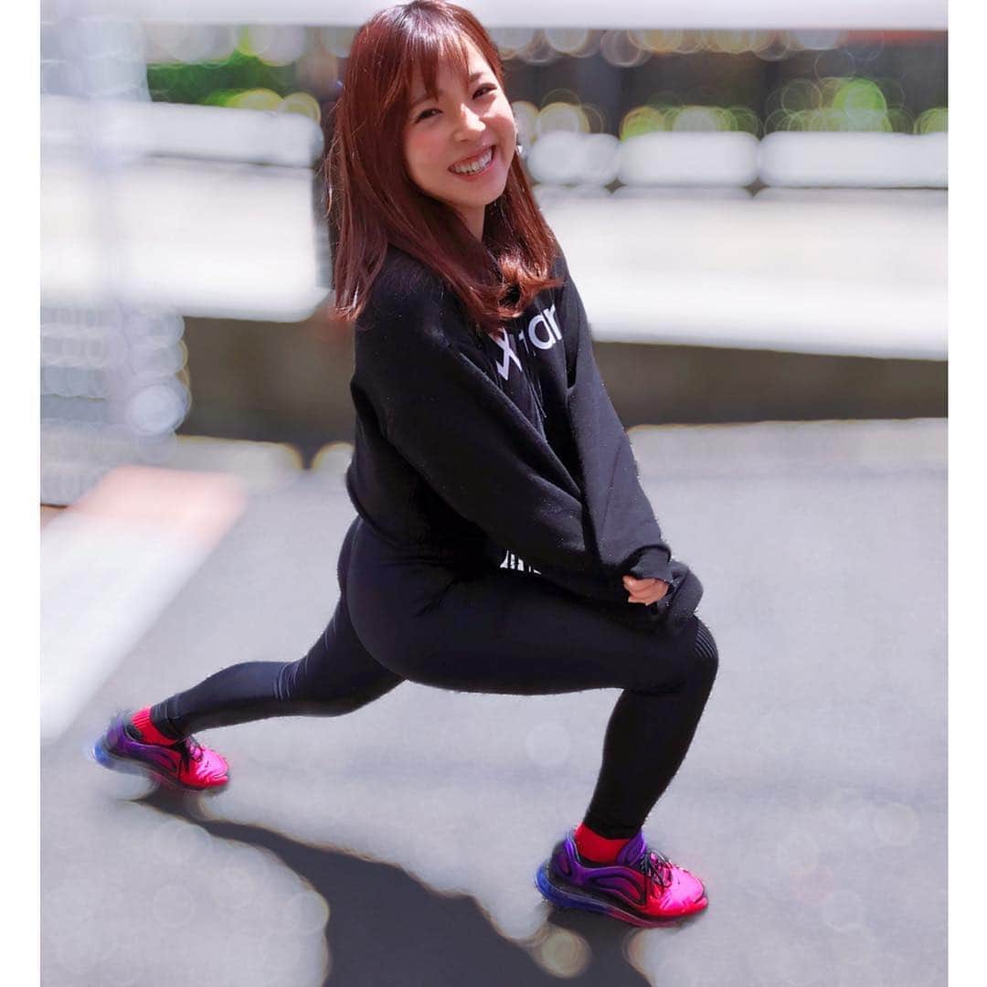 のインスタグラム：「#みなトレ 今日はプッシュ系で胸・肩・三頭の日✨ 重さはなんとなく、メインセットのみ書いてみました💦 ・ ダンベルフライ  12kg 8回✖️2 ・ ディップス 8回 ✖️3（自重でできる良うになった嬉しい😭） ・ インクラインチェストプレス 左右 22.5kgずつ ・ サイドレイズ  3kg 15回 ✖️3 ・ ショルダープレス 22.7kg 6回✖️3 ・ ↓ ・ 連戦でトレーニング間隔が開いちゃうので脚トレ追加🦵 ・ ↓ ・ フルスクワット  50kg  10回✖️ 10 （プロレスで必要な間欠的持久力を鍛えるためにショートインターバルで10×10。プロレスは一定のペースで動くわけじゃないから、スタミナの養成です！） ・ レッグカール  20kg 10回✖️2 ・ プレスダウン ・ プルオーバー  明日から試合やDVDイベントや撮影が盛りだくさん！ありがたき❣️GW、会いに来てくれるみなさんと、楽しむぞ♡いえーい  #トレーニング #ボディメイク #prowrestling #training #fitness #白川未奈  #筋トレ」