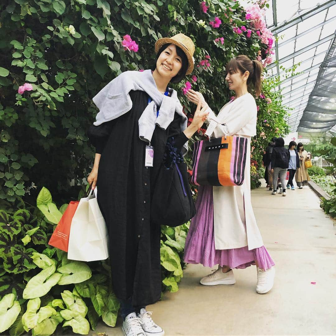 甘糟記子さんのインスタグラム写真 - (甘糟記子Instagram)「船旅2日目、神戸！  偶然息子殿の幼稚園の時のママ友が神戸に帰ってきてたので合流！  時間の無い中効率よく回るために、神戸情報を色々教えてもらい( ^ω^ )  私達がお菓子屋さんで買い物している間、友達が子供達を動物王国へ連れてくれるというのでお言葉に甘えて、大人はダニエル本店へ！！ ここのクッキーとチョコの詰め合わせが大好きなのです( ^ω^ )  は〜嬉しすぎる〜！ そしてママ友オススメのダニエルテラス店にて生菓子も食べ、動物王国で合流！！ ここ動物がかなりフリーな感じでウロウロしてて、すごく面白い！！ いろんな動物に触れたり餌もあげれて、子供たちも大喜び(≧∀≦) 帰りにみんなで神戸空港まで行ってうどんを食べ、JIBで買い物もして船に戻りました(๑˃̵ᴗ˂̵) ママ友のお陰で短い神戸も行きたいとこ行けて、大人も子供も楽しめたよ〜☆*:.｡. o(≧▽≦)o .｡.:*☆ ありがとうね〜！ #船旅甘糟#旅行甘糟#ダニエル芦屋#焼き菓子#芦屋#ダニエル#モンブラン#動物王国#息子殿姫#息子殿#姫#trip#travel #ノルウェージャンジュエル#クルーズ甘糟」4月28日 20時30分 - norihey924