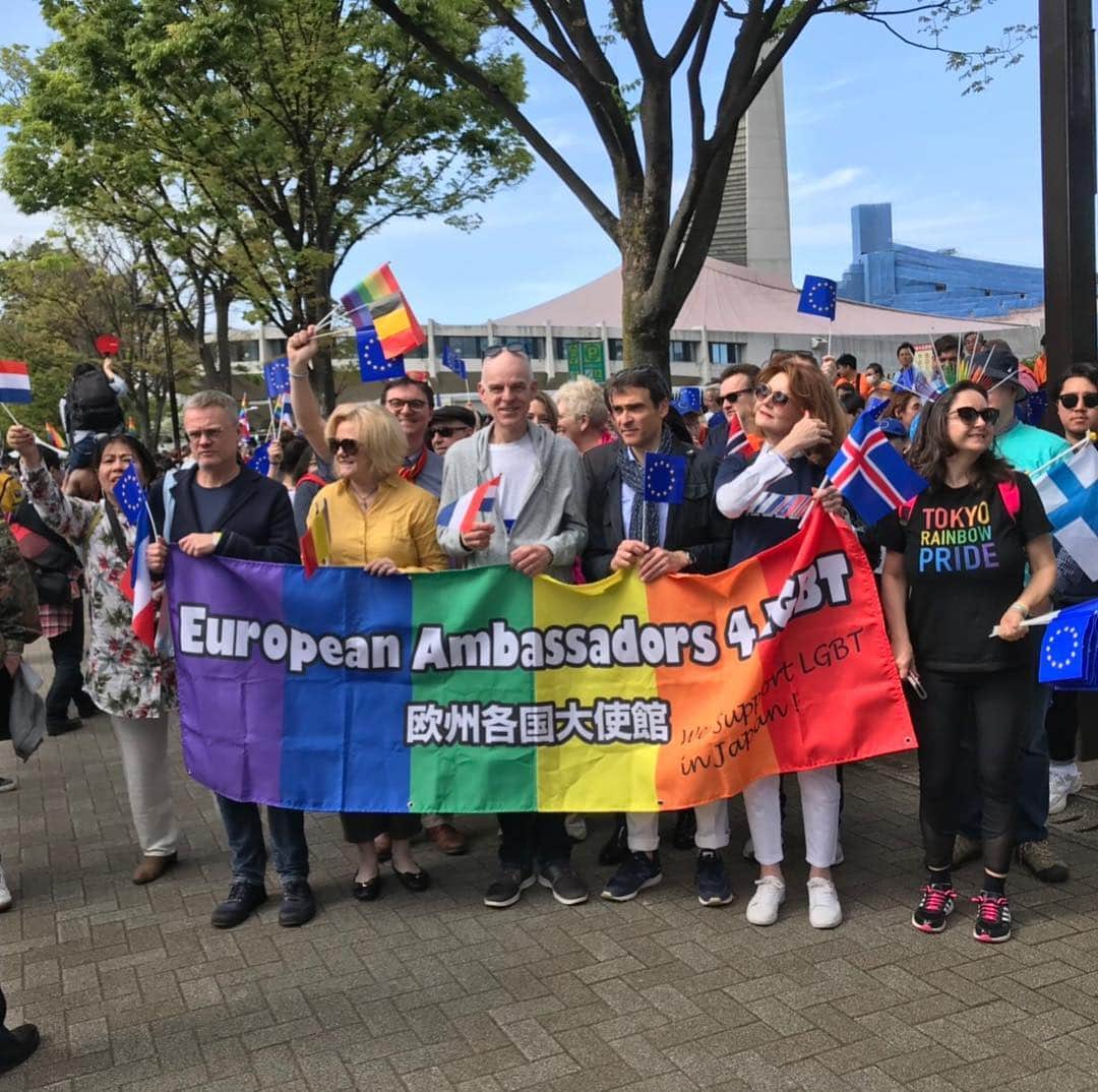 フランス大使館さんのインスタグラム写真 - (フランス大使館Instagram)「在日フランス大使館は今年もEU各国のパートナーとともに #東京レインボープライド に参加しています。フランスは世界中で #LGBTI  性的少数者の人権を擁護しています。🌈🇪🇺 #EU4HumanRights #TRP2019 #EUinJapan  L’ambassade de France au #Japon participe cette année encore à la Tokyo Rainbow Pride, de concert avec nos partenaires de l'Union Européenne. La France défend les droits des personnes LGBTI partout dans le monde. 🌈🇪🇺 #EU4HumanRights #TRP2019 #EUinJapan」4月28日 20時33分 - ambafrancejp