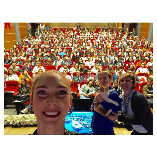 ナズ・アイデミルのインスタグラム：「Bir kedi, bir küçük basketbolcu, bir eski tenis yıldızı (kendisi şu an doçent 🙈) ve bir voleybolcu bu liseli gençlerle pazar sabahı ne yapıyor diye soracak olursanız eğer... Ben @gulberkgsalman ile “Global Business Forum” da gençlerle  sohbet ederken Selim’i de sahneye aldık; sonra da meraklı kedi, oturumu öğrencilerin arasına dalarak sonlandırdı. Çok da değişik bir durum değildi 🤪  Dinleyen tüm gençlere teşekkür ederim, benim için keyifti 🙏🏼💙」