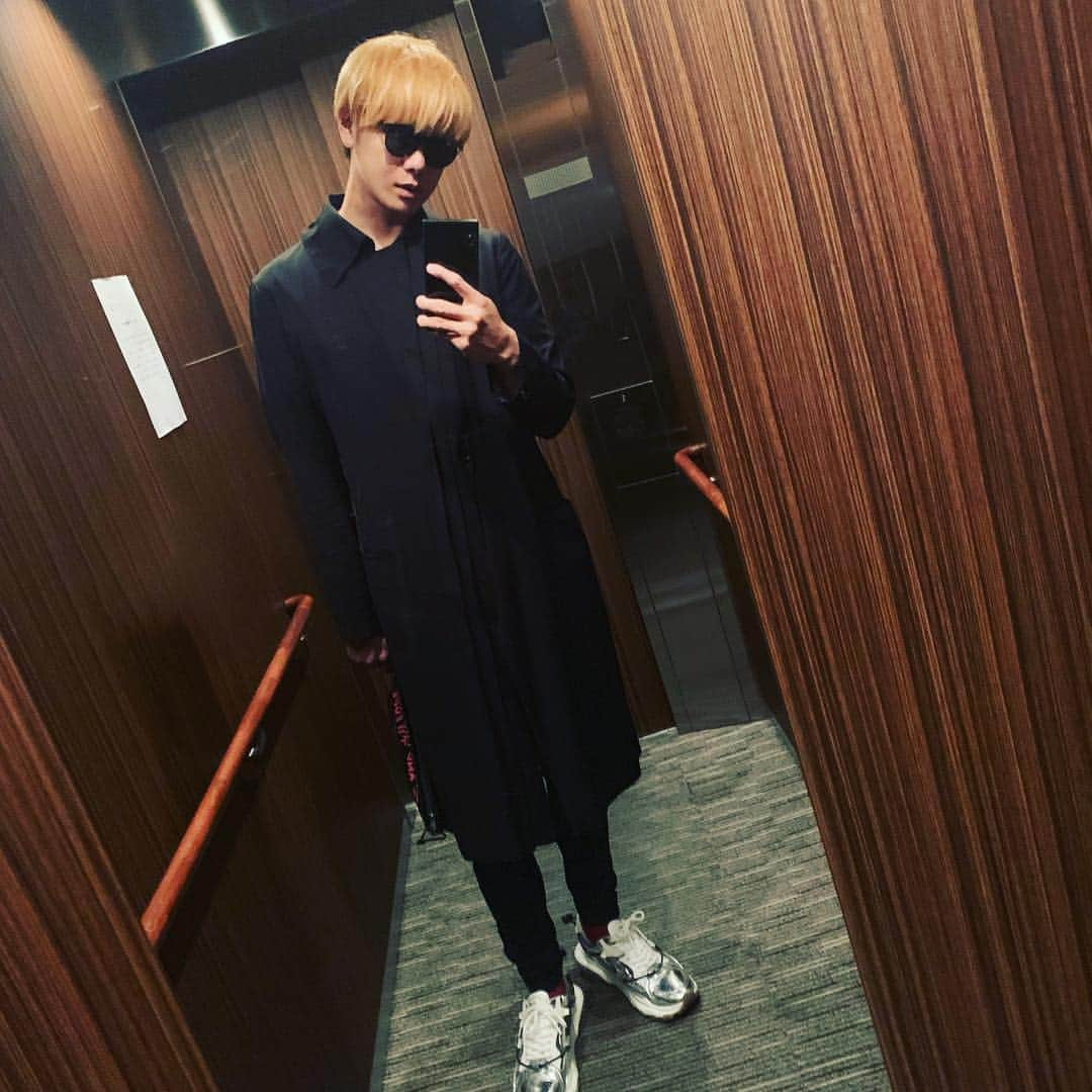 山田親太朗さんのインスタグラム写真 - (山田親太朗Instagram)「🕶🧥💼👟 ※ ※ ※ @celine  @yohjiyamamotoofficial  @balenciaga  @maisonvalentino  皆さまゴールデンウィーク楽しんでくださいねー！」4月28日 20時41分 - shintaro.y