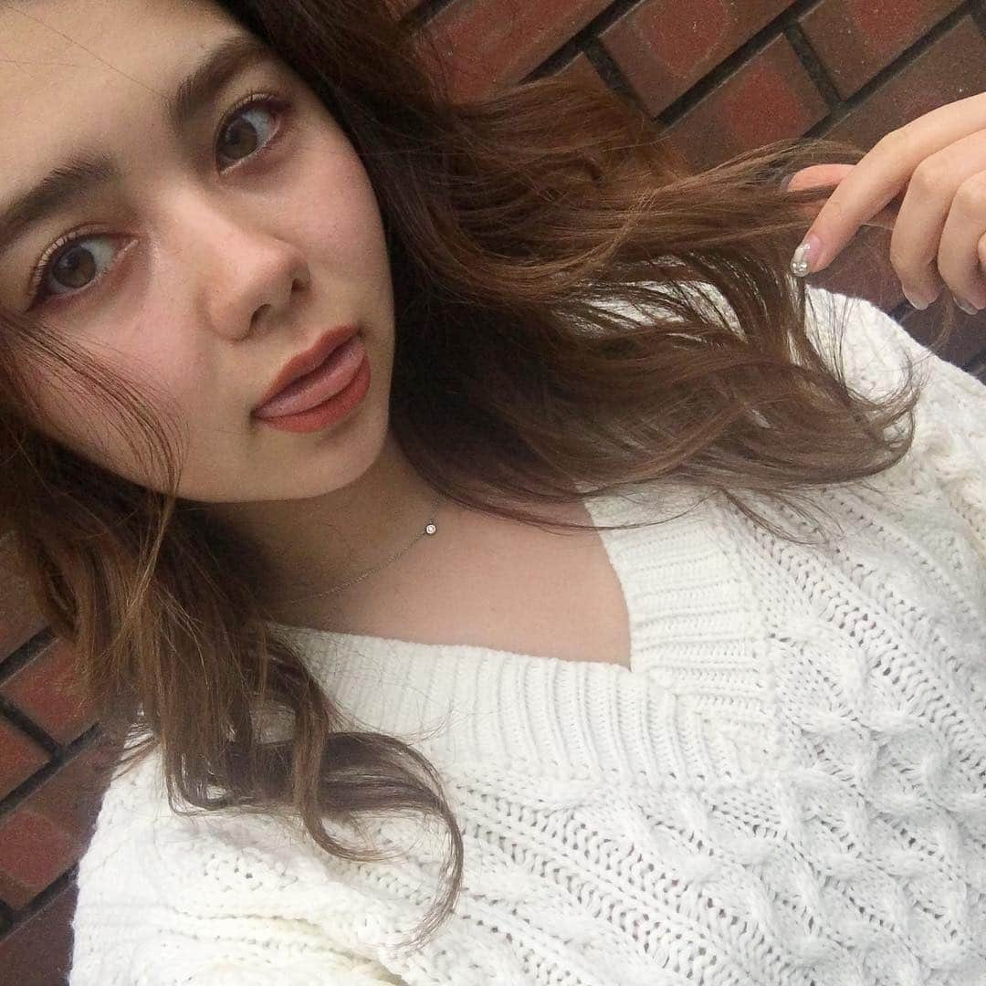 メロディー・チューバックさんのインスタグラム写真 - (メロディー・チューバックInstagram)「ぬけ感ニットだ💭 @beep_ss  #最近寒いんだ #でも背中が春を残してくれてる #かあいいいい #形が可愛い #前はVネック #スカートは先日のめろでぃねーとのセットアップのスカート #めろでぃねーと」4月28日 20時41分 - melodychubak