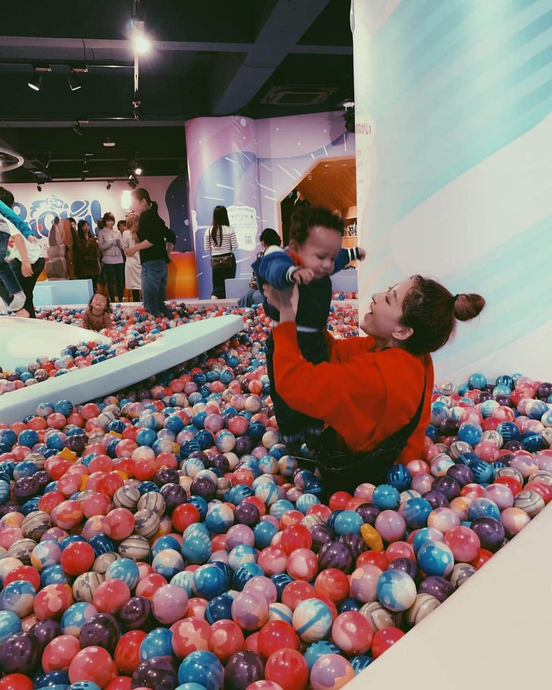 jyA-Me（ヤミー）のインスタグラム：「2019.5.1 New open🌈🌈🌈 @puchukids 💙💚💛🧡❤️💜💖 . 5月1日にオープンする#puchu の プレオープンにお邪魔させて頂きました！ 宇宙をイメージしたパーク内は、 何処もかしこもとっても可愛い＆仕掛けがたっくさん‼️ . 息子は保育園がまだなので、 室内でこれだけ楽しめる場所は本当にありがたいし、 沢山のお兄さんやお姉さん達が遊んでるのを じ〜っと見たり、自分も真似してみたり、 チョット歩いてみたり、 0歳児でもたっぷり遊べてとっても大興奮👶🏼💙 . . 広〜いベビーカー置き場、授乳室、沢山のスタッフさん 柔らかい素材で敷き詰められた床など、 細かい所までママにも優しいKids Parkでした！ あ〜毎週行きたい位です😝✨ 室内パークをお探しのママさん、オススメです💕 . . Thank u so much @oggyogubone  #Puchu横浜 #プチュウ  #キッズテーマパーク #横浜東口#アソビル#4F」