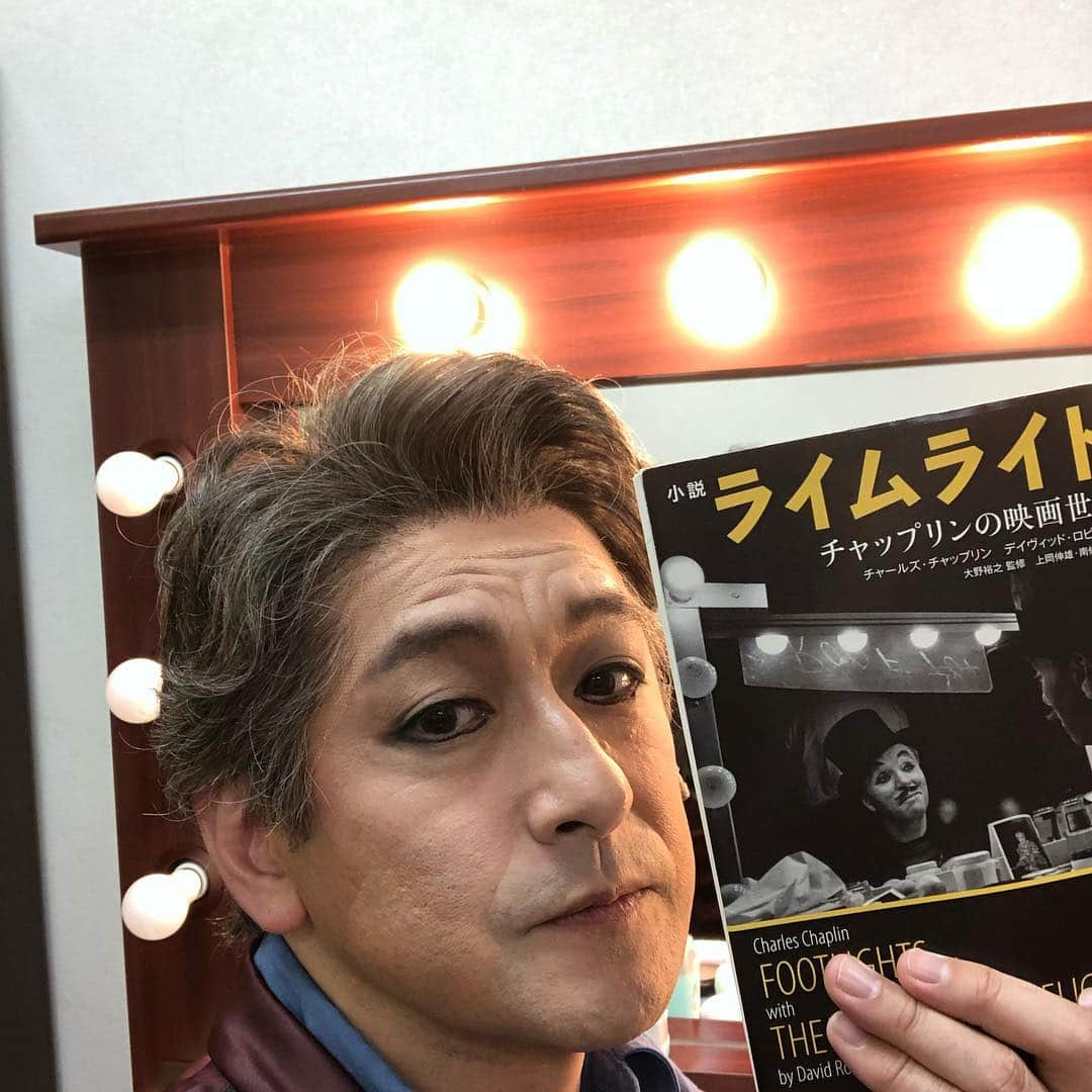 石丸幹二さんのインスタグラム写真 - (石丸幹二Instagram)「#ライムライト  大阪公演、明日の千穐楽が実質 #平成最後の公演。 ありがたや本の中のカルヴェロの真似をしてみました。 #石丸幹二」4月28日 20時48分 - team_kanji_ishimaru