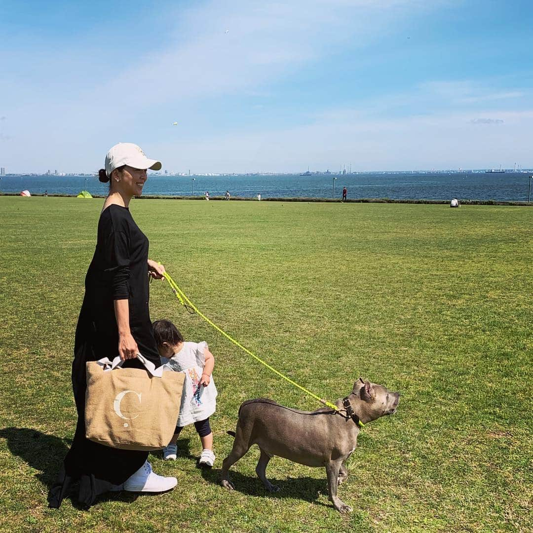 鈴木六夏さんのインスタグラム写真 - (鈴木六夏Instagram)「2人共、が遊べる場所探し。 というのがなかなか大変😅💦 。  mama bag としても かなり優秀な機能が備わっているbagは @calli_tokyo  capは @bayflow_inc × @newerajapan × @wakanozawa (グレー) ワンピースは @third_magazine  スポーティと女性らしさ。 半分づつくらいmixするのが楽しい！  お天気の良い日に 何をするわけでもないんだけれど 気持ちのいい場所に行って 楽しそうな子ども達を見ながら お兄のことや色んな事を考える。 家族の笑顔を見るのが幸せ。なーんて言うと イヂワル夫w に笑われそうだけど😅 ほんとにそう思うー。 #gw #日曜日」4月28日 20時52分 - rikuka.62