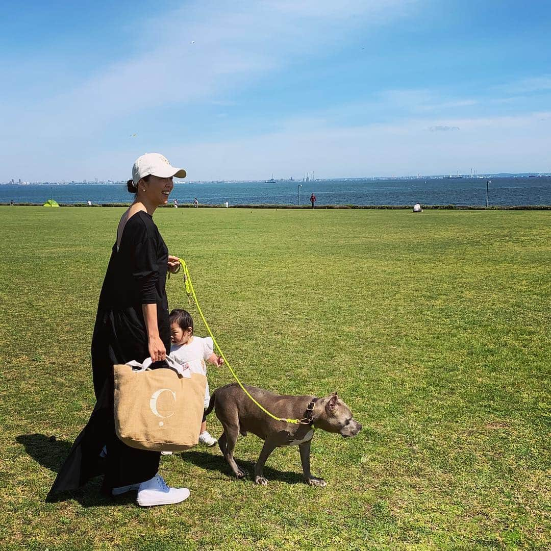 鈴木六夏さんのインスタグラム写真 - (鈴木六夏Instagram)「2人共、が遊べる場所探し。 というのがなかなか大変😅💦 。  mama bag としても かなり優秀な機能が備わっているbagは @calli_tokyo  capは @bayflow_inc × @newerajapan × @wakanozawa (グレー) ワンピースは @third_magazine  スポーティと女性らしさ。 半分づつくらいmixするのが楽しい！  お天気の良い日に 何をするわけでもないんだけれど 気持ちのいい場所に行って 楽しそうな子ども達を見ながら お兄のことや色んな事を考える。 家族の笑顔を見るのが幸せ。なーんて言うと イヂワル夫w に笑われそうだけど😅 ほんとにそう思うー。 #gw #日曜日」4月28日 20時52分 - rikuka.62