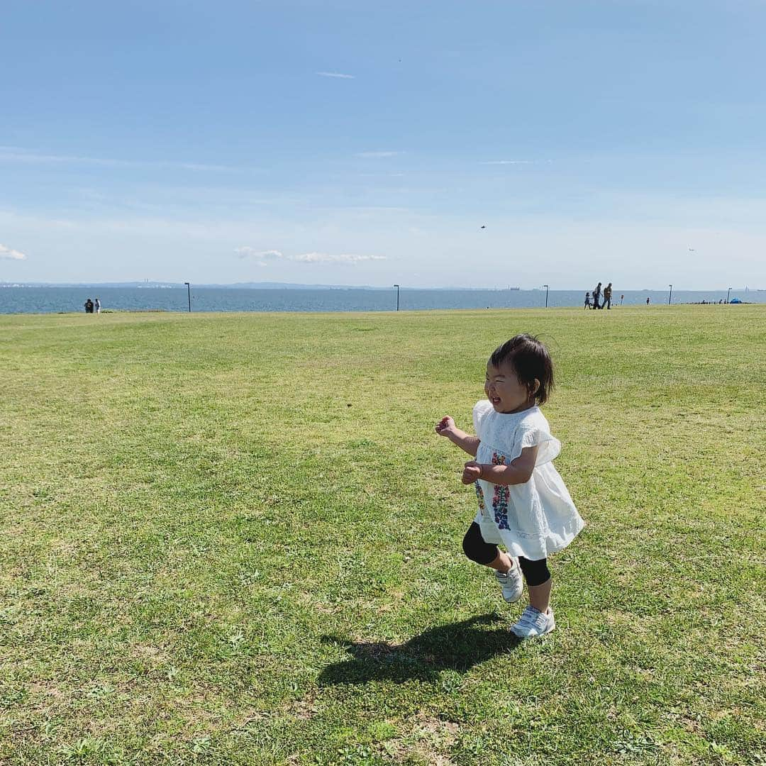 鈴木六夏さんのインスタグラム写真 - (鈴木六夏Instagram)「2人共、が遊べる場所探し。 というのがなかなか大変😅💦 。  mama bag としても かなり優秀な機能が備わっているbagは @calli_tokyo  capは @bayflow_inc × @newerajapan × @wakanozawa (グレー) ワンピースは @third_magazine  スポーティと女性らしさ。 半分づつくらいmixするのが楽しい！  お天気の良い日に 何をするわけでもないんだけれど 気持ちのいい場所に行って 楽しそうな子ども達を見ながら お兄のことや色んな事を考える。 家族の笑顔を見るのが幸せ。なーんて言うと イヂワル夫w に笑われそうだけど😅 ほんとにそう思うー。 #gw #日曜日」4月28日 20時52分 - rikuka.62