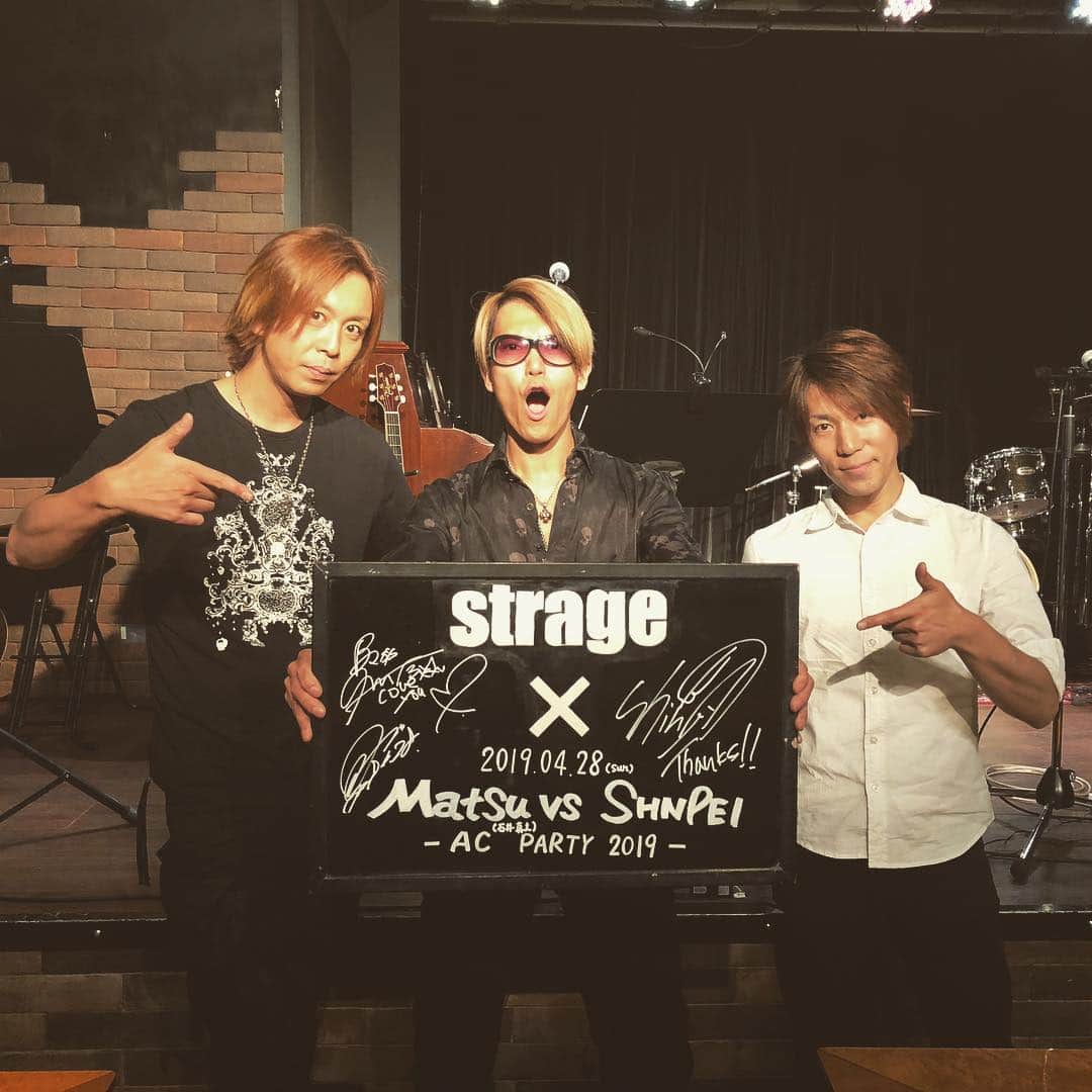 のインスタグラム：「「Matsu VS SHINPEI -AC PARTY 2019-」﻿ 日時：2019年4月28日（日）﻿ 会場：新横浜strage﻿ ﻿ 初めての、ひとり弾き語りライブ。﻿ どんな雰囲気になるかワクワクとドキドキでいっぱいだったんだけど、来てくれたみんなが素敵な笑顔を見せてくれたので思いっきり楽しめました！﻿ ﻿ たまにはこういう時間も新鮮でいいね！﻿ またマツさんイッシーと共演したいと思います。その時は是非来てね(^^)﻿ ﻿ 次回のライブは、財布と衣装を忘れないようにしないと、、、ヒヤヒヤ笑」