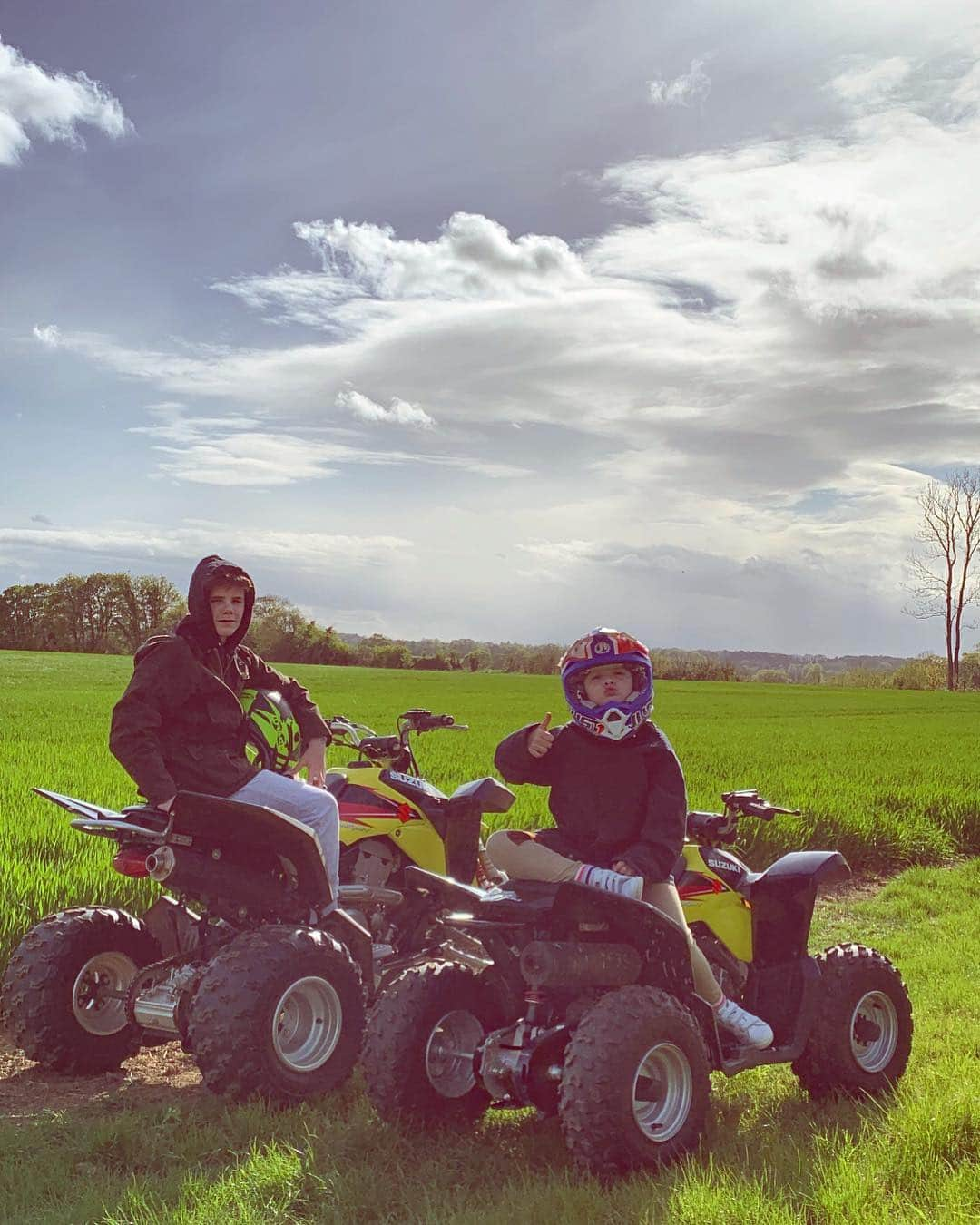 クルース・デイヴィッド・ベッカムさんのインスタグラム写真 - (クルース・デイヴィッド・ベッカムInstagram)「Me and Harper waiting for dad to catch up 😂❤️」4月28日 21時04分 - cruzbeckham