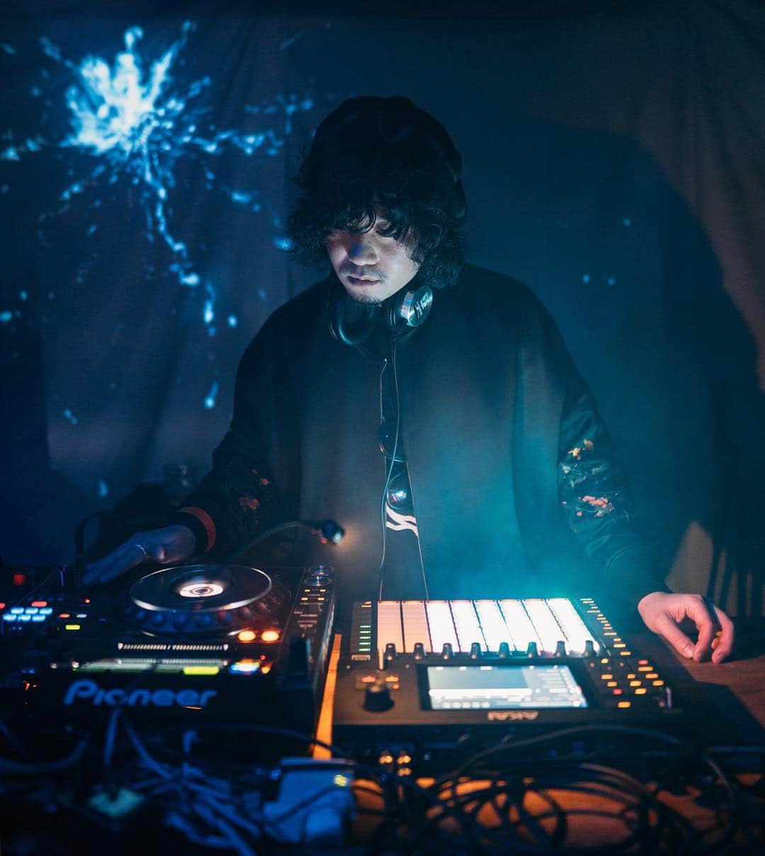 room onziemeのインスタグラム：「👥🎊👥﻿﻿﻿﻿﻿﻿ ﻿﻿﻿﻿﻿﻿ - ROOM 4TH ANNIVERSARY -﻿﻿﻿﻿﻿﻿ ﻿﻿﻿﻿﻿﻿﻿ ■仝(tong) at CIRCUS OSAKA﻿﻿ ﻿﻿ 仝 それは記号の一種であり、それ自体に意味を持たない。 このイベントにコンセプトやテーマは存在しない。 否、存在しないという状態が存在する。 音の極地をさまよい歩く貴方の通過点であり終着点。﻿﻿ ﻿﻿﻿ -------------------------------------﻿-------﻿ ﻿ 石毛輝(Yap!!!/lovefilm/the telephones) @akiraishige﻿﻿ ﻿ ﻿-------------------------------------﻿-------﻿﻿﻿﻿﻿﻿﻿﻿﻿﻿﻿ #room_jp」