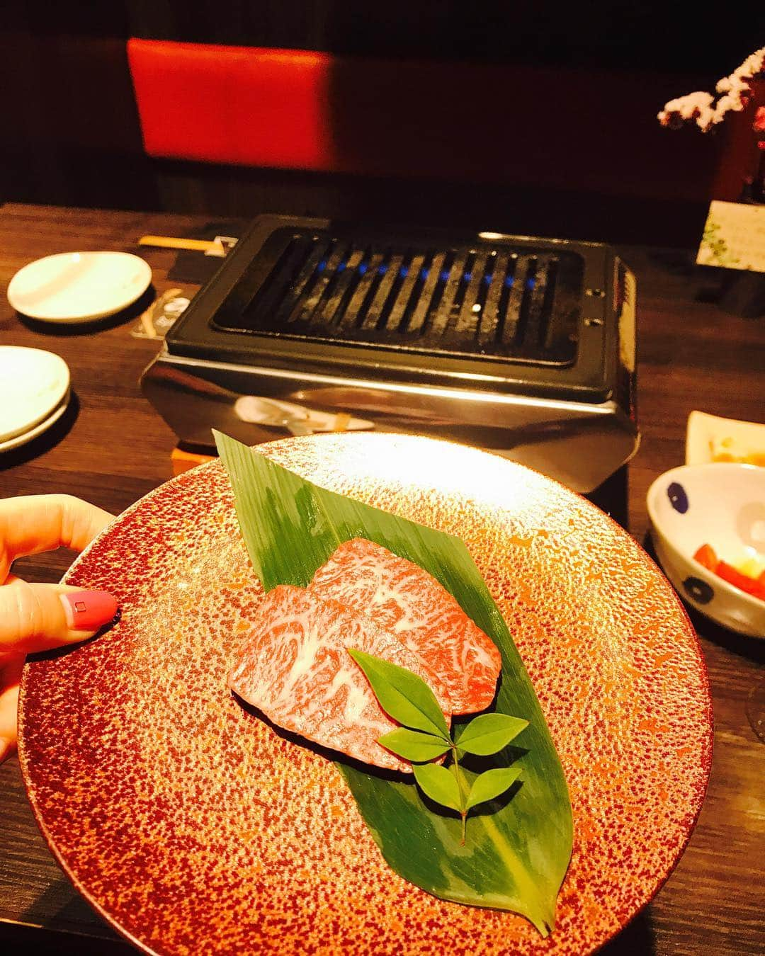 DJ MIYAさんのインスタグラム写真 - (DJ MIYAInstagram)「こんばんわぁっ☆彡まもなく〜食べログ投稿件数が、950件になりそう!!! グルメブロガーでもあるんですぅー実は(^O^)❤️ . .  先日、今年1月に湯島にオープンした「高級和牛焼肉BMS No.12」に行ってきたよ♪❤️ .  松阪牛🐄、神戸牛、伊賀牛など高級和牛のみを扱うスペシャルな焼肉屋さんなんですー❤️ 上質で美味しいお肉を食べましたぁぁぁ♪❤️ . . コースで頂いたのですが、いきなり豪華な前菜の盛り付けが美しくて感動！❤️ .  サシが均一の松阪牛や 神戸牛のシャトーブリアンも、最高でしたぁ💓  素敵なお店なので、ぜひ行ってみてね💓( ◠‿◠ ) . . . それに、キムチは食べ放題なので自家製のトマトのキムチ🍅も甘辛くておいしいので、何回かおかわりしましたぁ❤️ . めっちゃめっちゃ美味しかった～～！！❤️ . .  上野松坂屋からも3分くらいなので、皆さん行ってみてね☆彡 ❤️ . .  #焼肉屋さん　#グルメ　#グルメブロガー　#上野広小路 #焼き肉 #シャトーブリアン #湯島 #上野グルメ #カルビ　#御徒町 #マシッソヨ　#焼肉好き  #A5ランク #食べるの好き　#フィットネス女子　#お肉好き #今日の夕飯　#インスタグラマー　#インフルエンサー　#飯テロ #旅インスタグラマー　#女子会コーデ　#今日のファッション #松阪牛 #和牛 #神戸牛 #焼肉屋  #焼肉店 #タビジョ #一人焼肉」4月28日 21時06分 - dj_miya