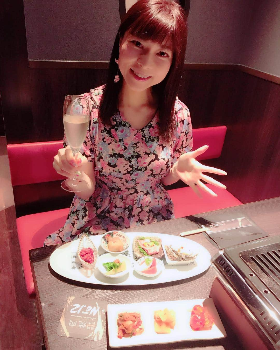 DJ MIYAさんのインスタグラム写真 - (DJ MIYAInstagram)「こんばんわぁっ☆彡まもなく〜食べログ投稿件数が、950件になりそう!!! グルメブロガーでもあるんですぅー実は(^O^)❤️ . .  先日、今年1月に湯島にオープンした「高級和牛焼肉BMS No.12」に行ってきたよ♪❤️ .  松阪牛🐄、神戸牛、伊賀牛など高級和牛のみを扱うスペシャルな焼肉屋さんなんですー❤️ 上質で美味しいお肉を食べましたぁぁぁ♪❤️ . . コースで頂いたのですが、いきなり豪華な前菜の盛り付けが美しくて感動！❤️ .  サシが均一の松阪牛や 神戸牛のシャトーブリアンも、最高でしたぁ💓  素敵なお店なので、ぜひ行ってみてね💓( ◠‿◠ ) . . . それに、キムチは食べ放題なので自家製のトマトのキムチ🍅も甘辛くておいしいので、何回かおかわりしましたぁ❤️ . めっちゃめっちゃ美味しかった～～！！❤️ . .  上野松坂屋からも3分くらいなので、皆さん行ってみてね☆彡 ❤️ . .  #焼肉屋さん　#グルメ　#グルメブロガー　#上野広小路 #焼き肉 #シャトーブリアン #湯島 #上野グルメ #カルビ　#御徒町 #マシッソヨ　#焼肉好き  #A5ランク #食べるの好き　#フィットネス女子　#お肉好き #今日の夕飯　#インスタグラマー　#インフルエンサー　#飯テロ #旅インスタグラマー　#女子会コーデ　#今日のファッション #松阪牛 #和牛 #神戸牛 #焼肉屋  #焼肉店 #タビジョ #一人焼肉」4月28日 21時06分 - dj_miya