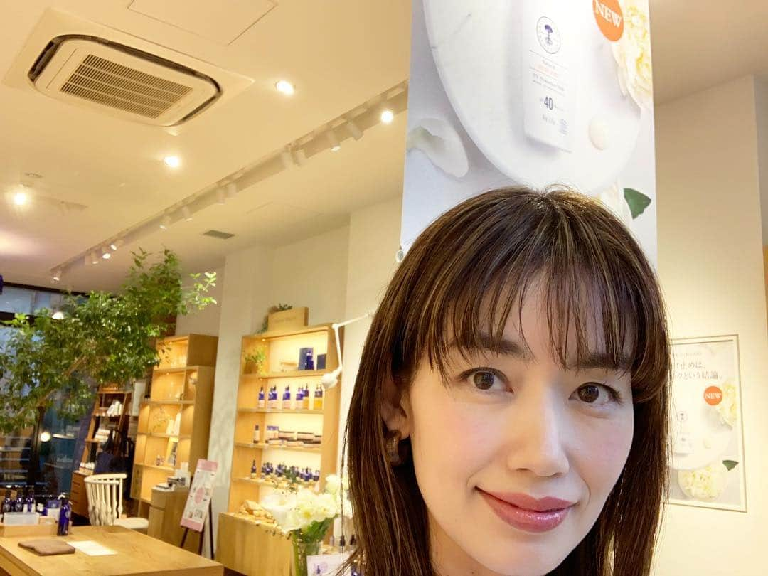 武藤京子さんのインスタグラム写真 - (武藤京子Instagram)「* STORY5月号で (もうすぐ6月号が発売されちゃうけど) 自分だけの香水作りの ワークショップ体験をしました @nealsyard_jp * エッセンシャルオイルを組み合わせて 自分好みの香りに * 素敵な香りが出来上がりました✨✨ * #nealsyard  #nealsyardremedies  #ニールズヤードレメディーズ  #つくる人によって #いろんな個性が出るのも楽しい #表参道のショップでは #定期的にいろんなワークショップ #やってるそうです #手軽に教えてもらえて #どハマりしたら #本格的に始めてもいいかも #storymag  @story_love40  #ブログ更新しました  #プロフィールにブログのリンク貼ってます」4月28日 21時08分 - kyokomuto0628