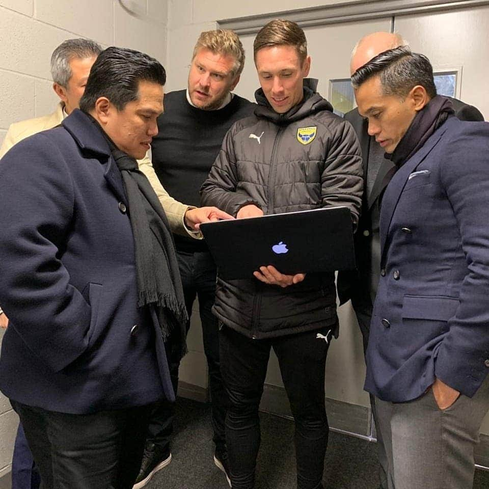 エリック・トヒルさんのインスタグラム写真 - (エリック・トヒルInstagram)「Had a meeting with the board of directors and management of Oxford United to plan out the development of the 125-year-old club, both on and off the pitch. Glad to have the opportunity to meet with the club’s manager, players and most importantly, the fans. This club has been at the heart of Oxford and we hope that, together with the fans, we can keep the club’s spirit and bring it forward.」4月28日 21時22分 - erickthohir