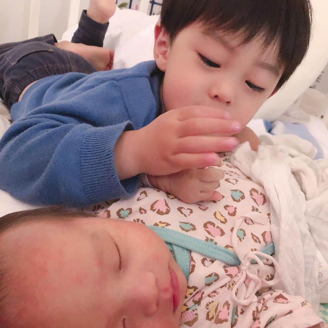 神戸蘭子さんのインスタグラム写真 - (神戸蘭子Instagram)「10連休始まりましたね^ ^ どう過ごそうかな。  #10連休 #お兄ちゃんと赤ちゃん #生後1ヶ月」4月28日 21時21分 - ranran0414