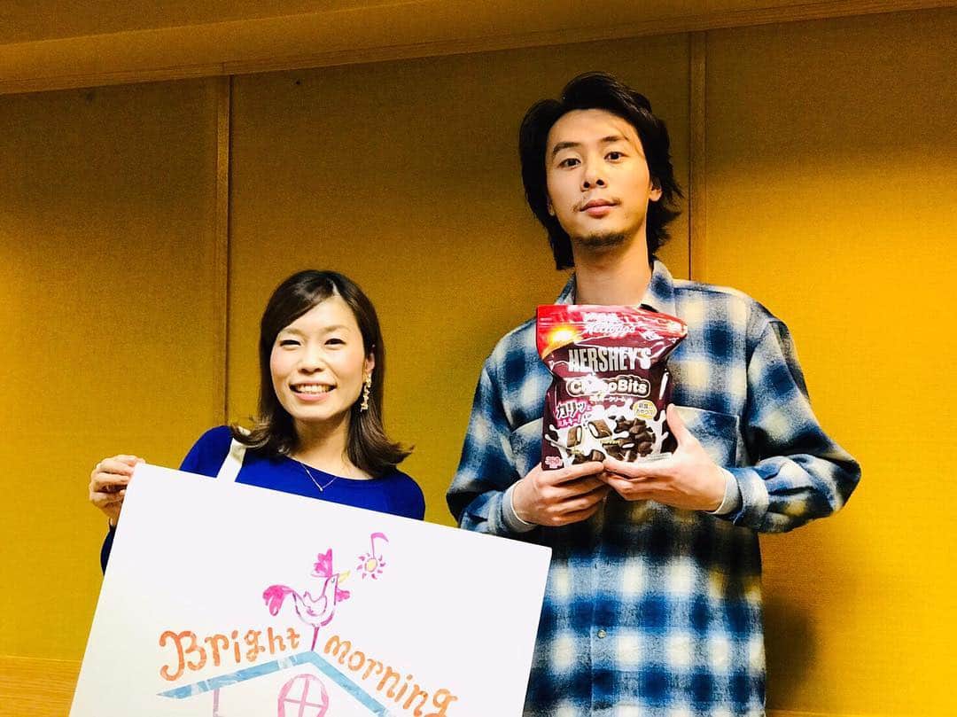 のインスタグラム：「FM802 BRIGHT MORNING、Suchmos YONCEさんがゲスト！  伸ばしっぱなしの無造作ヘアでスタジオに！アルバム『THE ANYMAL』のお話をじっくりと♬YONCEさん曰く、アルバムの中で一番アーバンな『WHY』とチャンスを掴むマインドのお話と共に『HERE COMES THE SIX-POINTER』をオンエア！  5月は神戸ワールド記念ホール2daysライブ！6人が今、最高にかっこいいと思う音のバイブスを感じたい。  週末の朝にサクッと食べたいシリアルもセレクトしていただきました。 #suchmos #サチモス #yonce #ヨンス #theanymal #fm802 #brightmorning #タイムフリーで聴けます  #日本ケロッグweekendbridge」