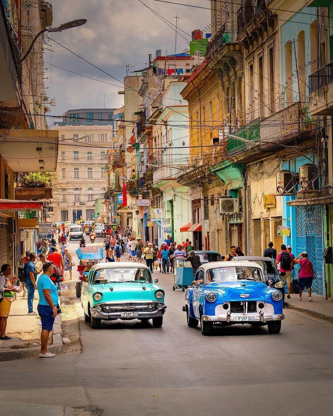 BEAUTIFUL DESTINATIONSさんのインスタグラム写真 - (BEAUTIFUL DESTINATIONSInstagram)「Old Havana, Cuba: A place where classic cars roam the colorful streets until it's time to drive off into the sunset. Which one is your favorite? 🚗 (📷: @kyrenian 📍: Havana, Cuba)」4月28日 21時16分 - beautifuldestinations